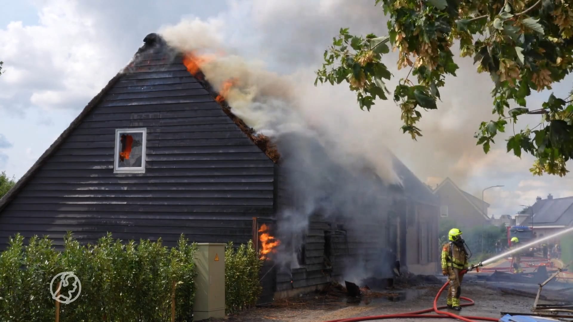 Grote brand Werkendam verwoest woning en gezinshuis: 'Gasflessen ontploft'