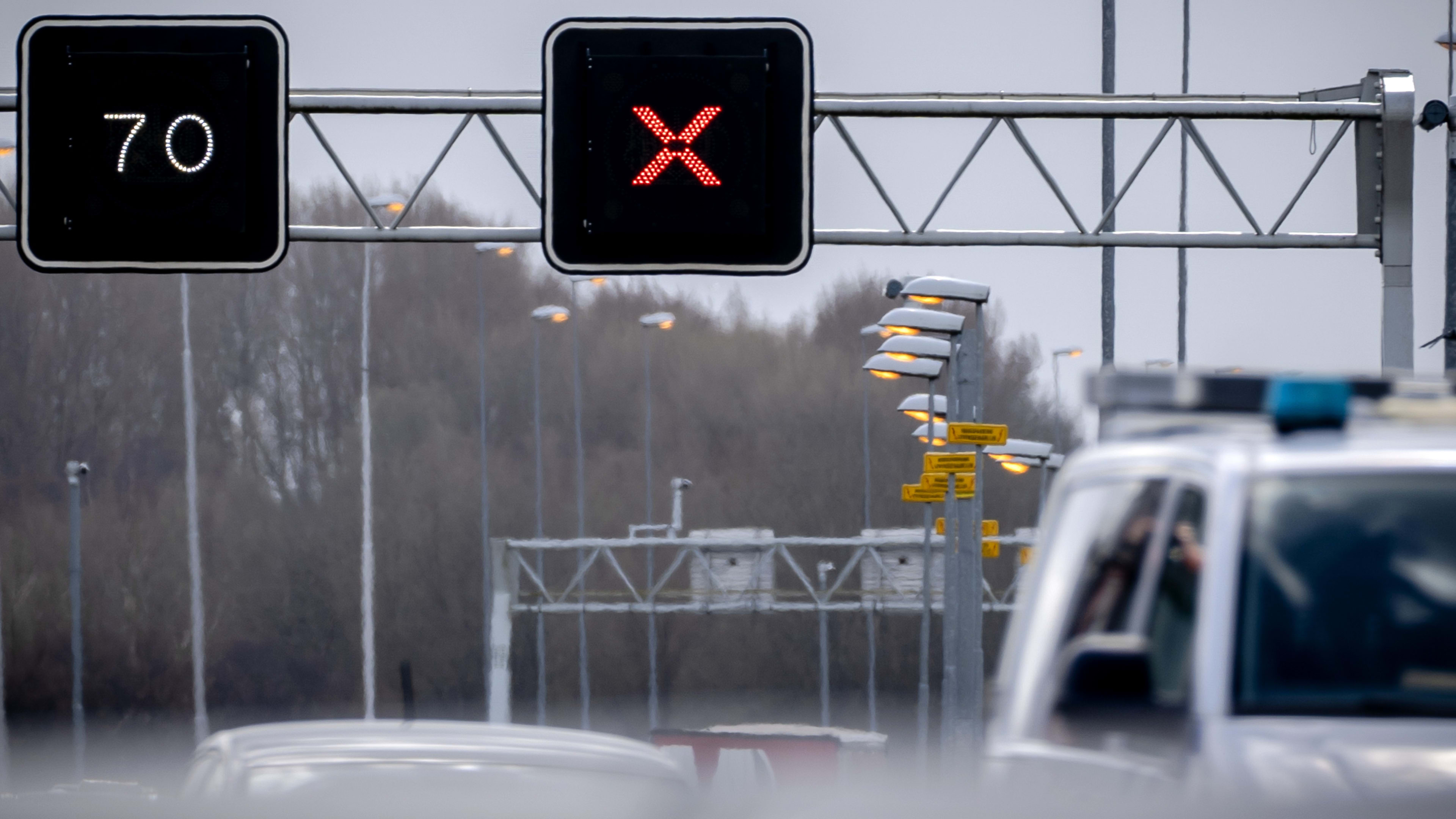 Meerdere auto's botsen op elkaar op A44, snelweg afgesloten