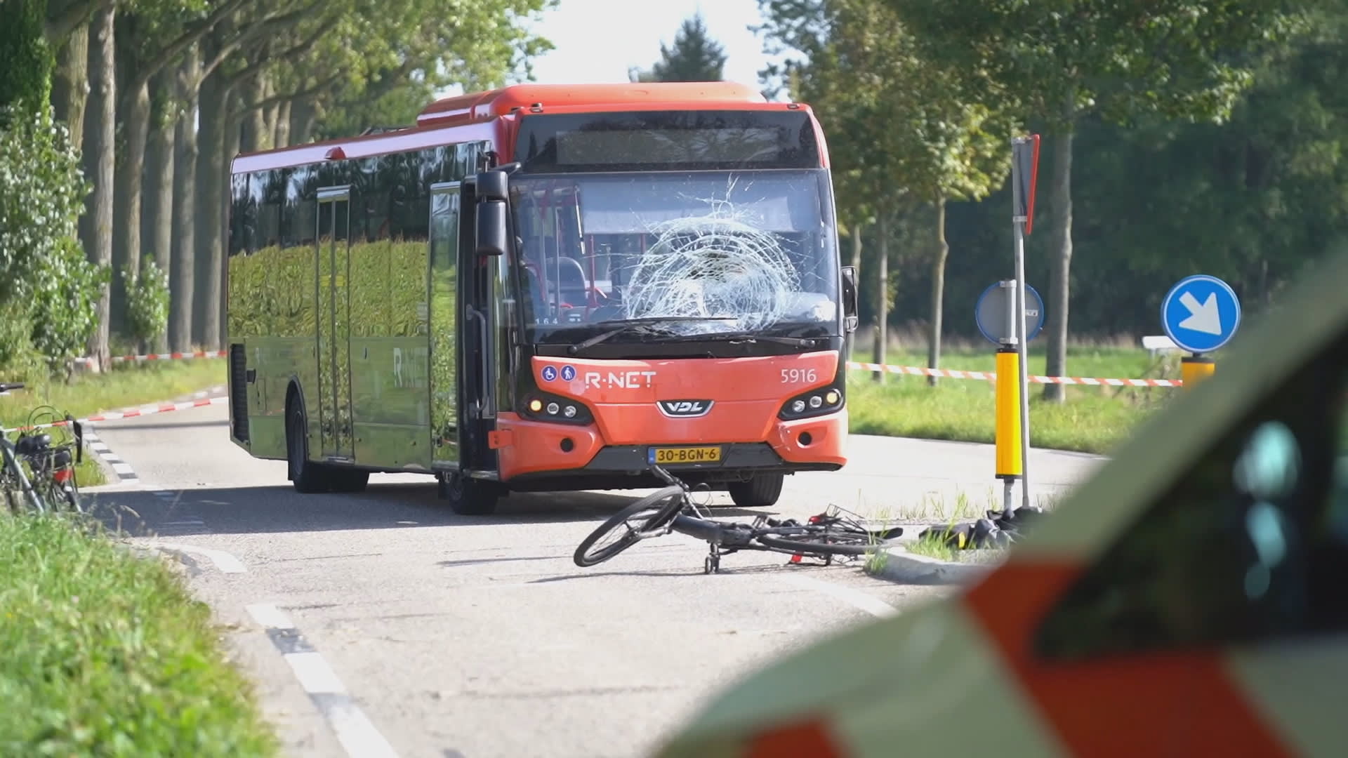 Tiener in 'zorgwekkende toestand afgevoerd' na botsing met stadsbus in Sommelsdijk