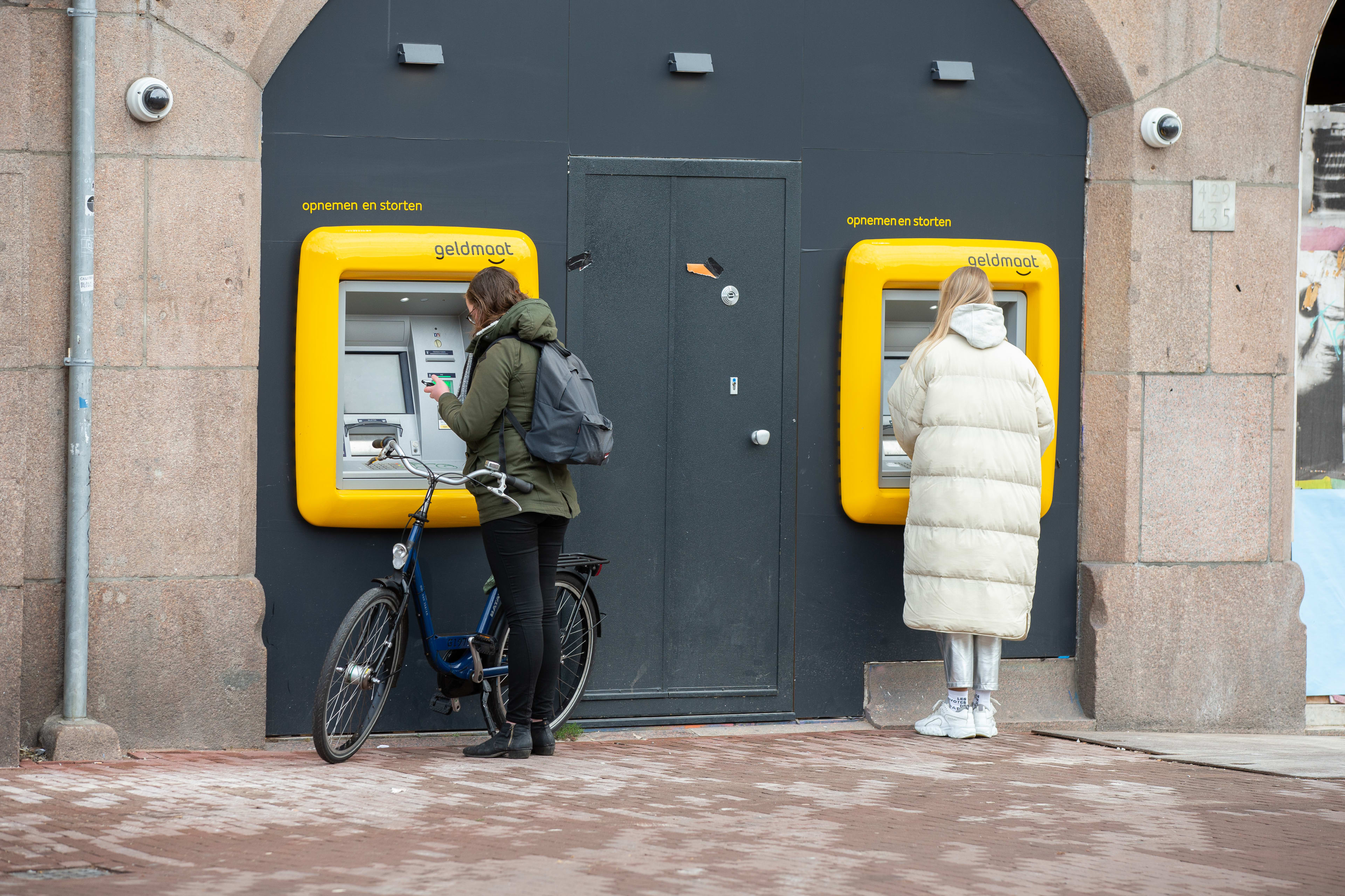 Bank mag klanten die veel geld pinnen laten betalen