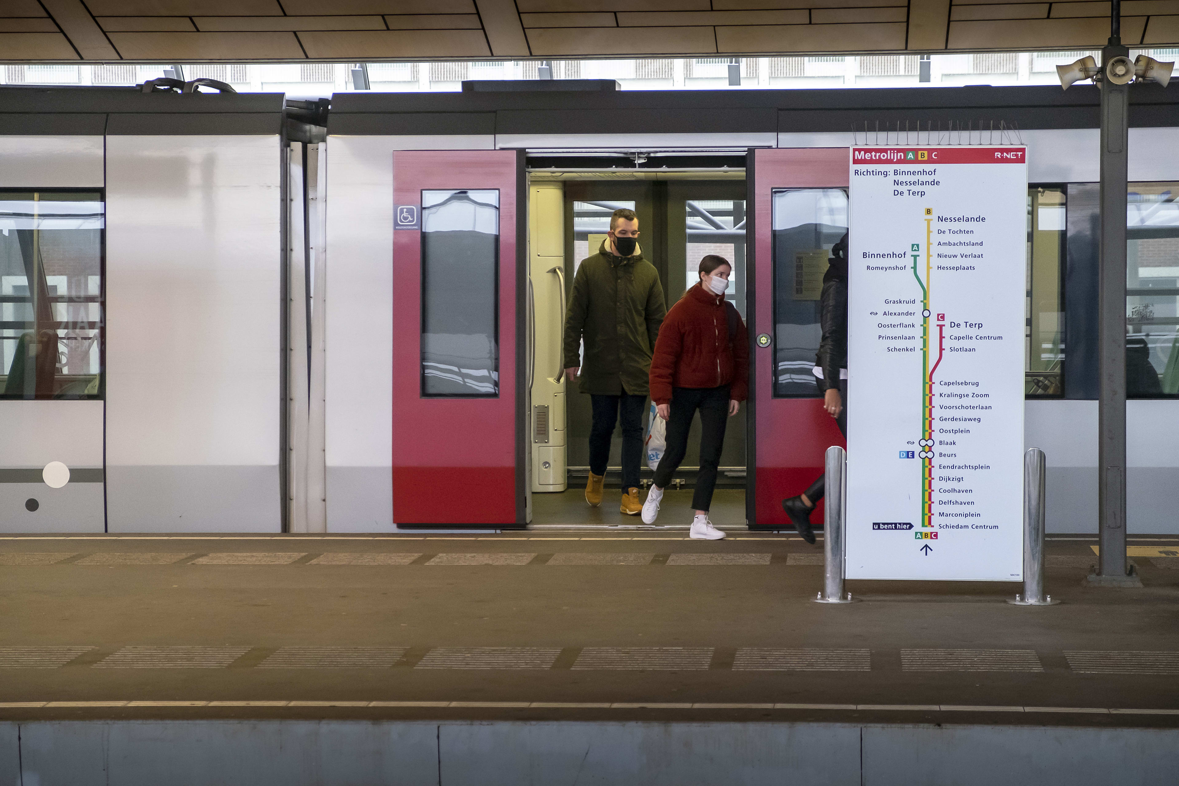 Man duwt vrouw van metroperron: omstanders schieten haar te hulp