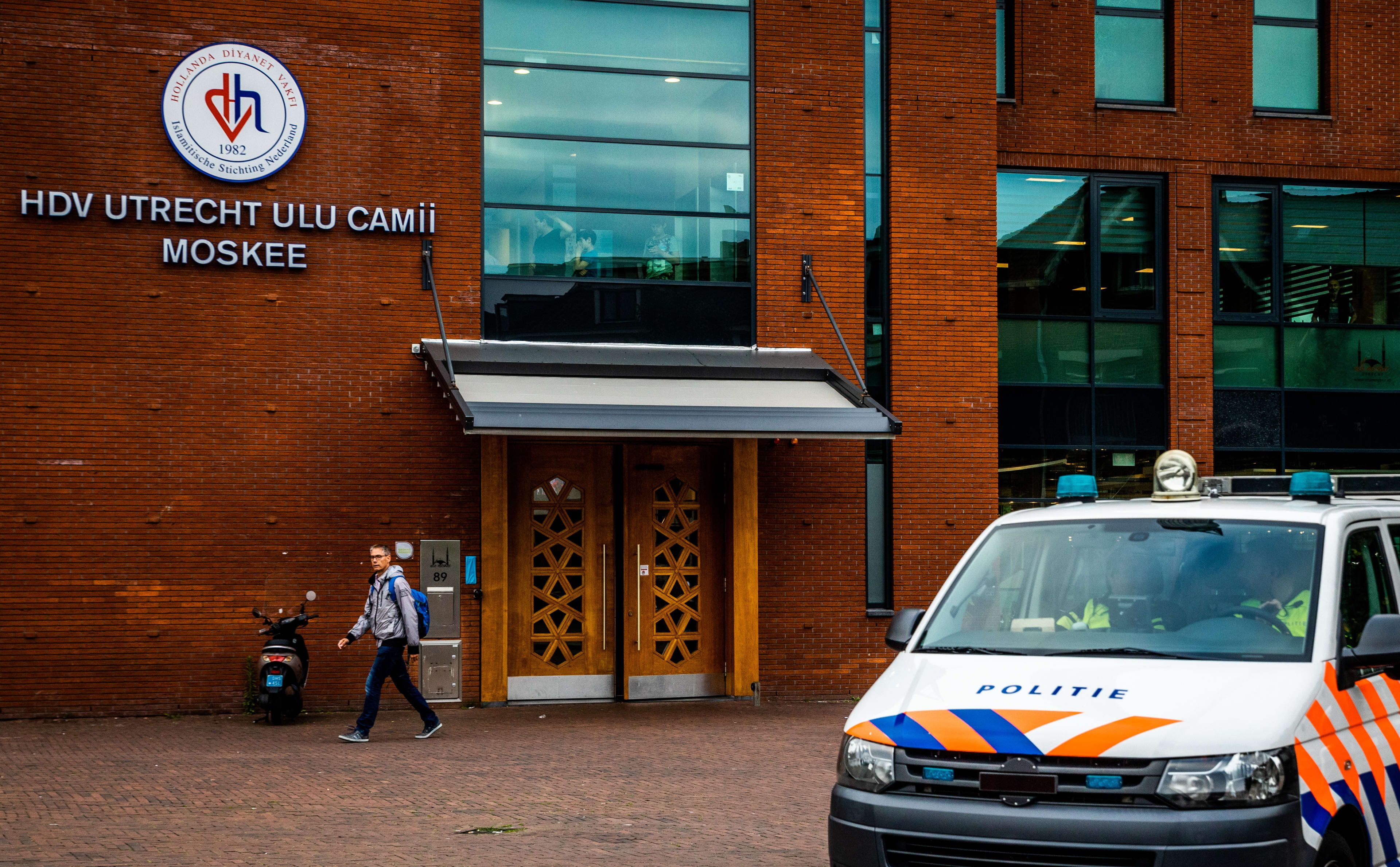 Politie Utrecht pakt man op voor bekladden moskee met hakenkruizen, ook synagogen beklad