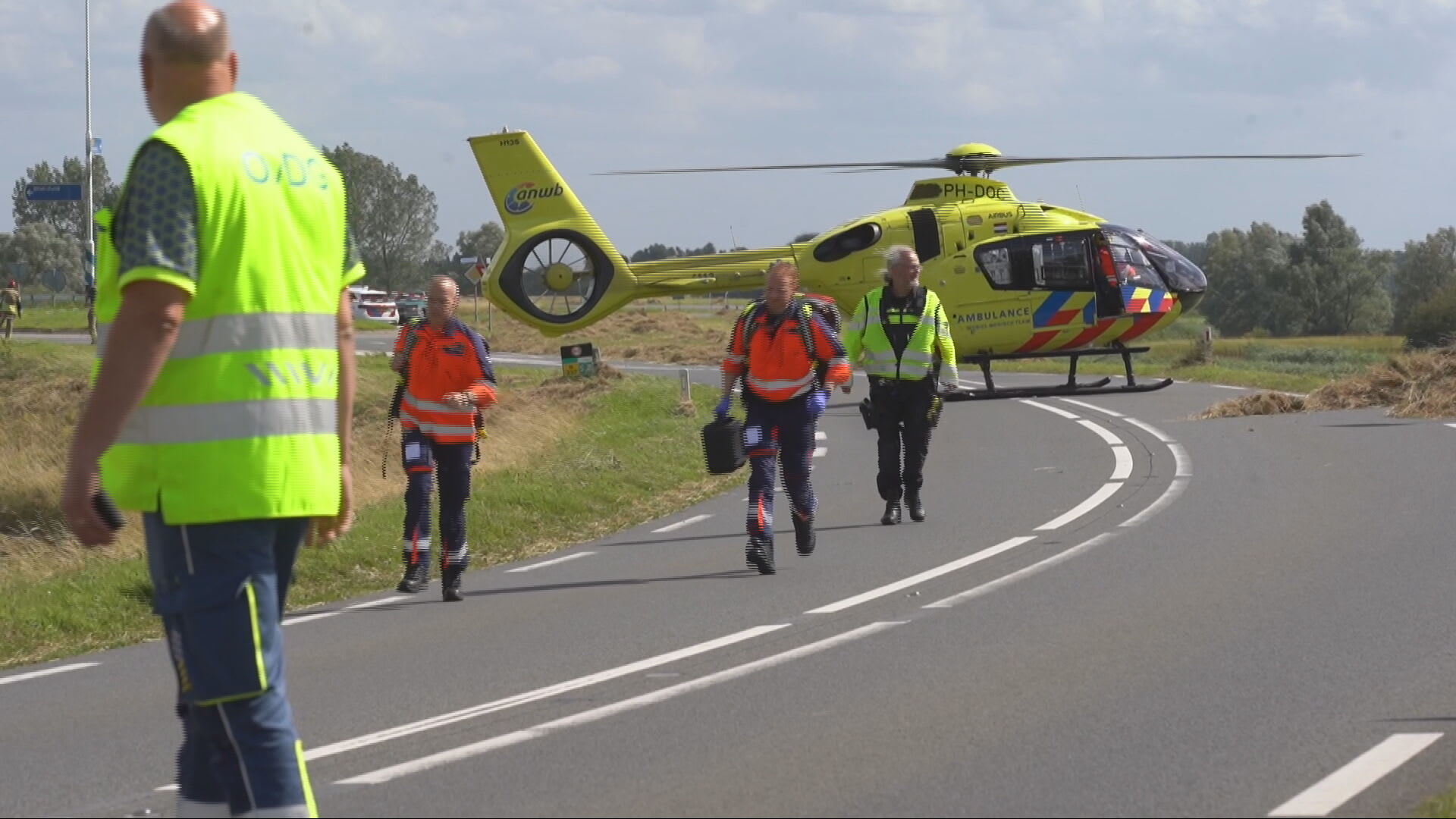 Gewonden door zomerstorm, bezoekster tuincentrum bekneld onder boomtak