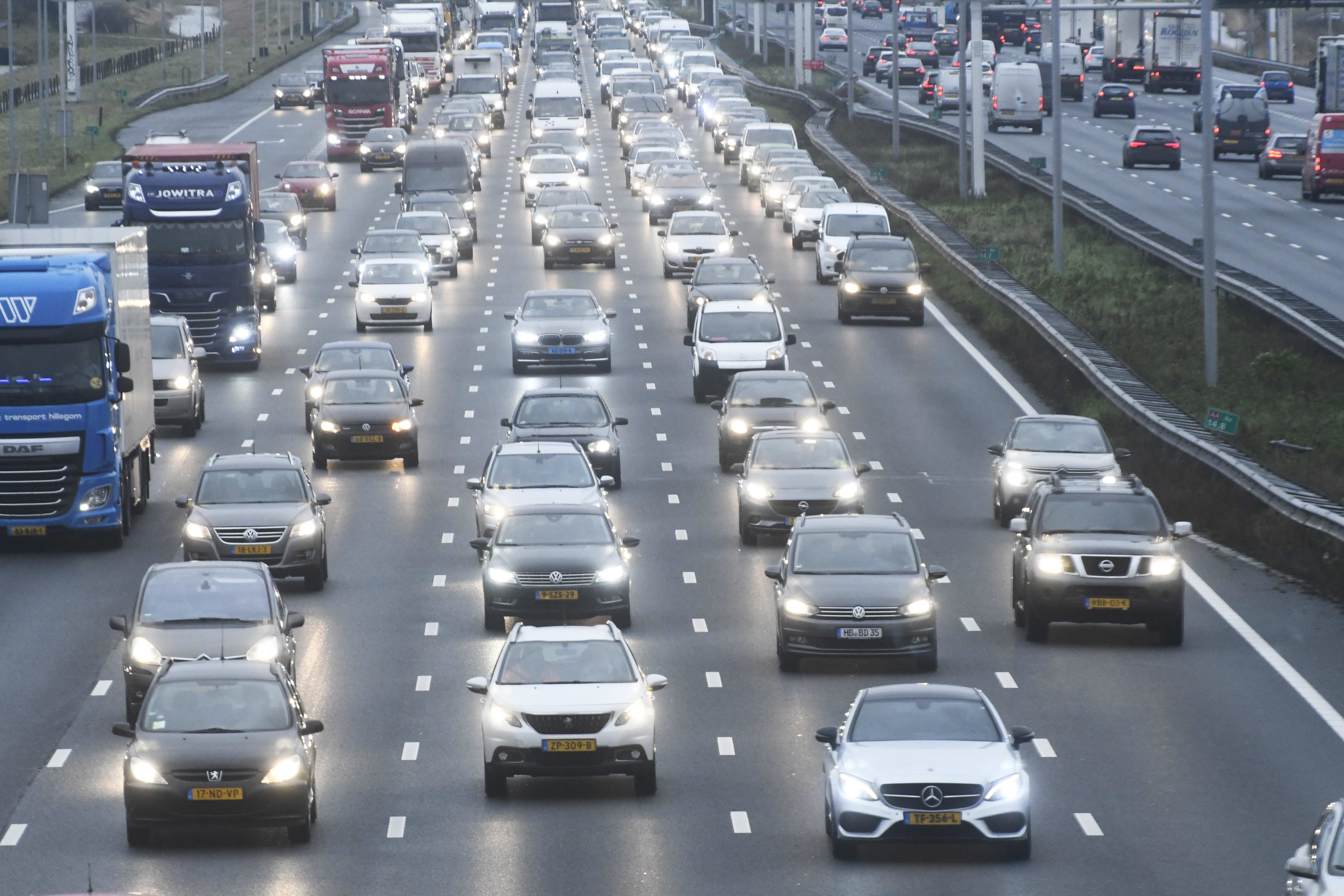 Rekeningrijden wordt in 2030 ingevoerd, ook voor elektrische auto