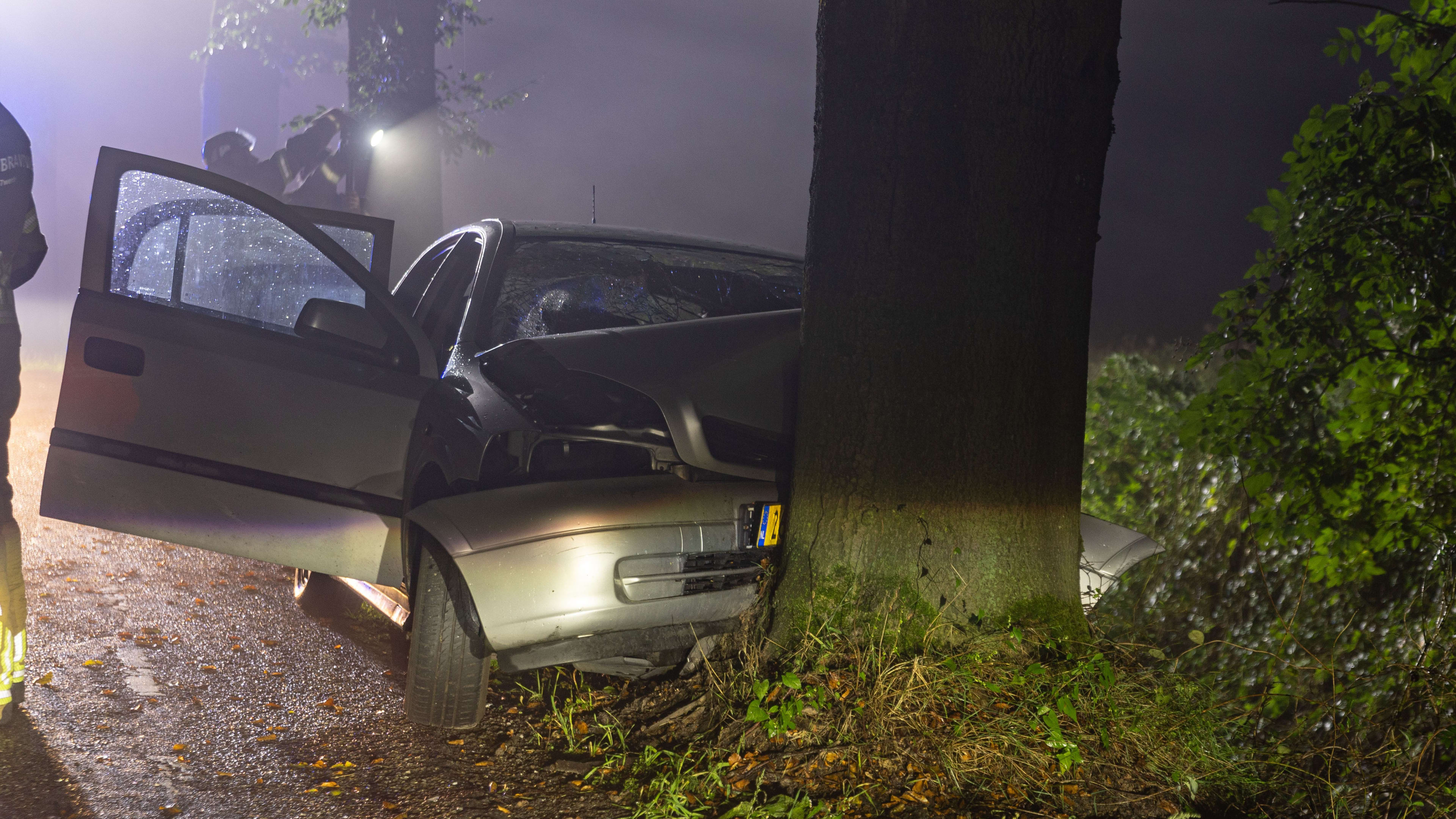 Auto crasht in dichte mist op boom, vijf gewonden naar ziekenhuis