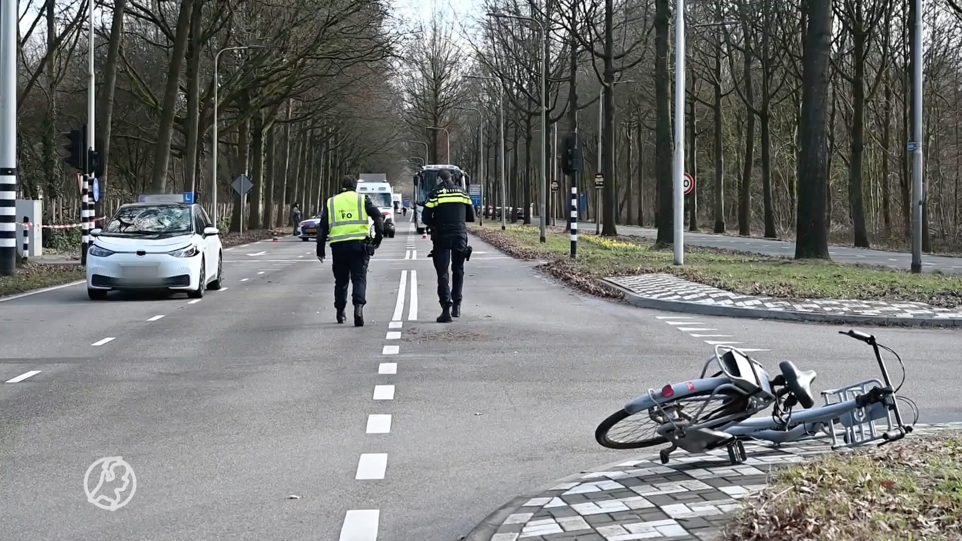 Fietsster aangereden door lesauto: slachtoffer zwaargewond naar ziekenhuis