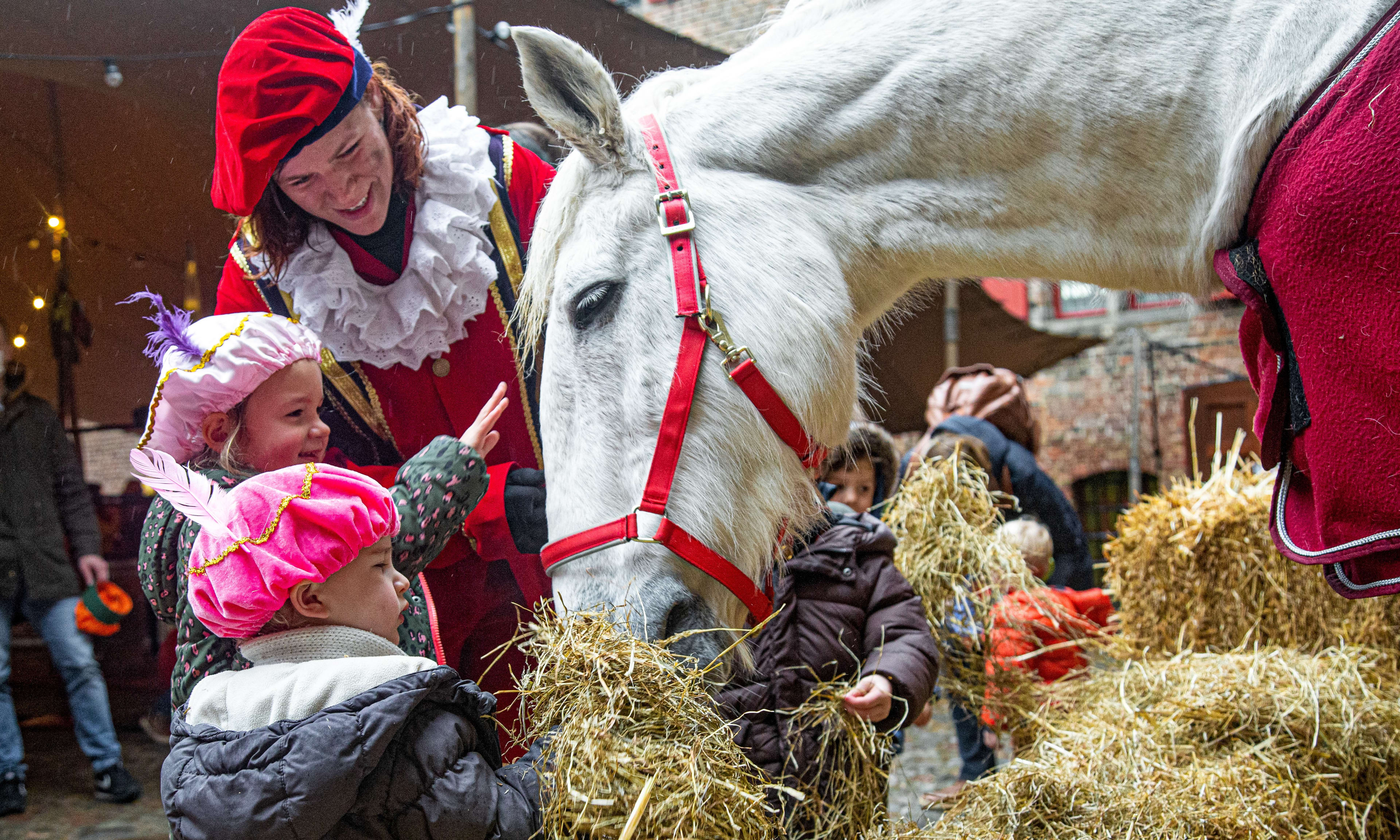 Polsbandje bij optocht Sinterklaas gaat te ver, vinden meeste Nederlanders