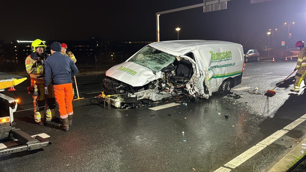 Flinke ravage nadat bestelbus tegen lantaarnpaal botst in Maastricht