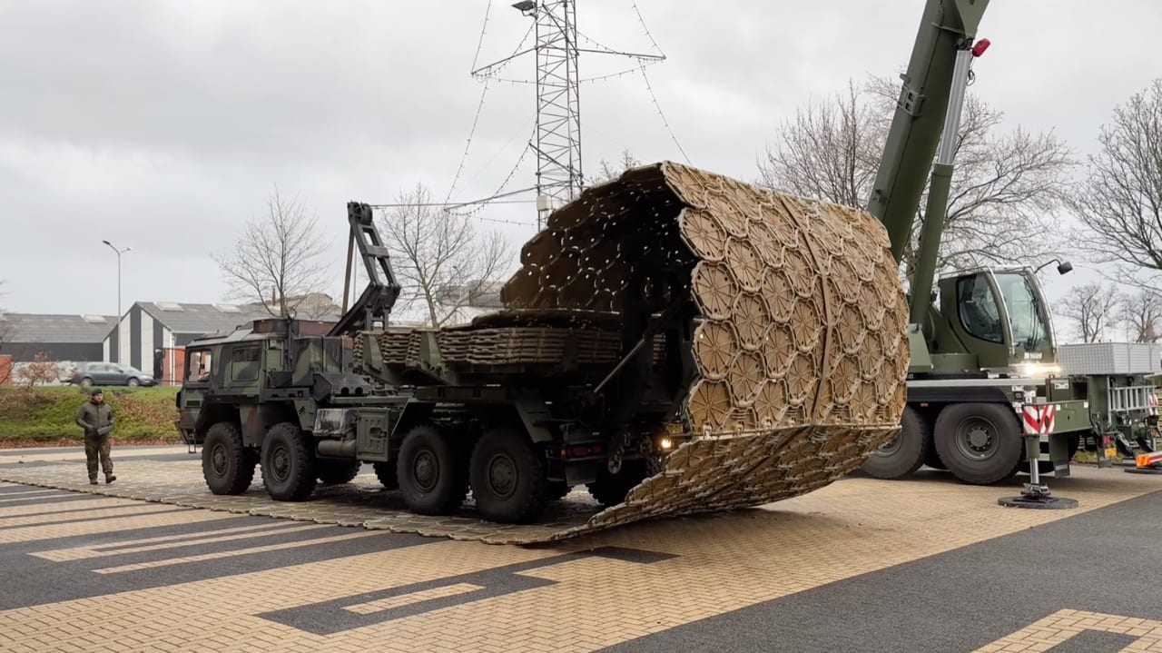 Militairen schieten te hulp bij bouw tijdelijke nooddam in Maastricht