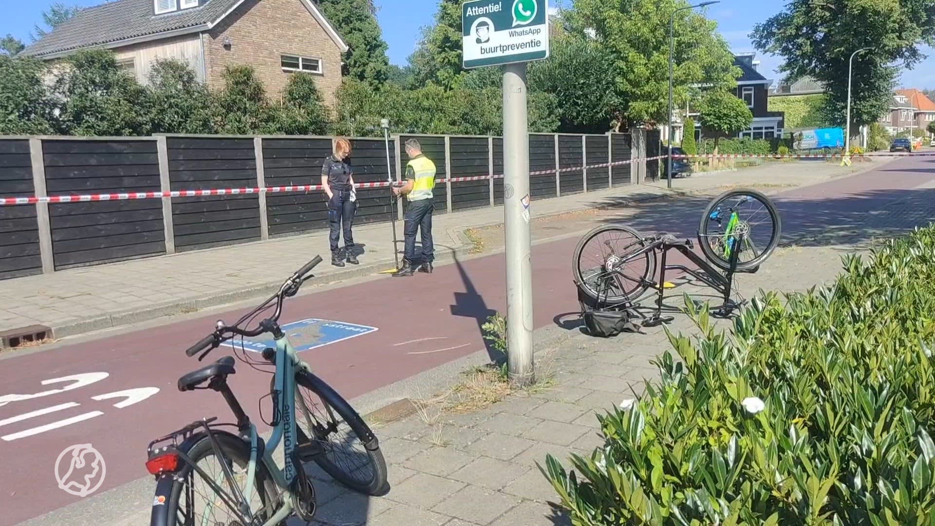 Automobilist rijdt fietsers aan in Enschede en slaat op de vlucht