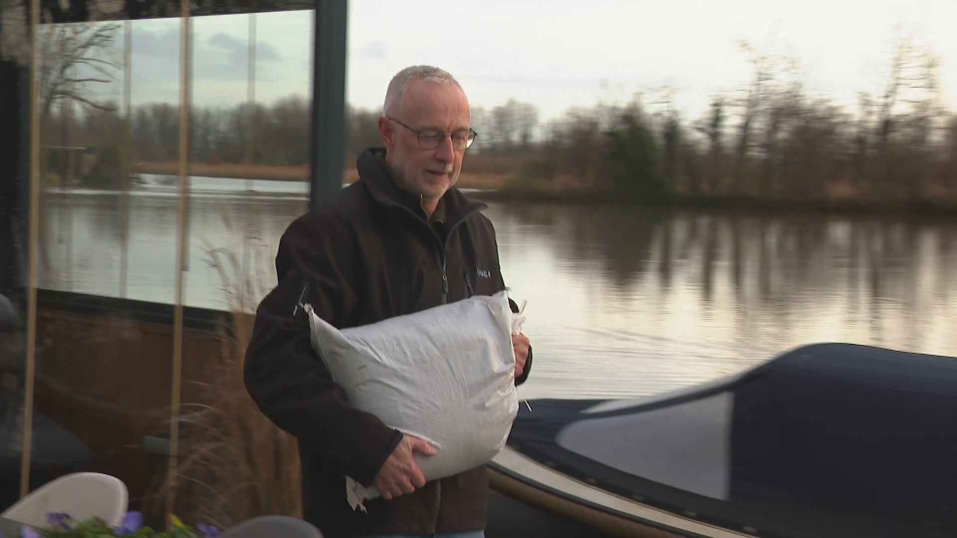 Leerdam deelt zandzakken uit aan inwoners om hoogwater Linge