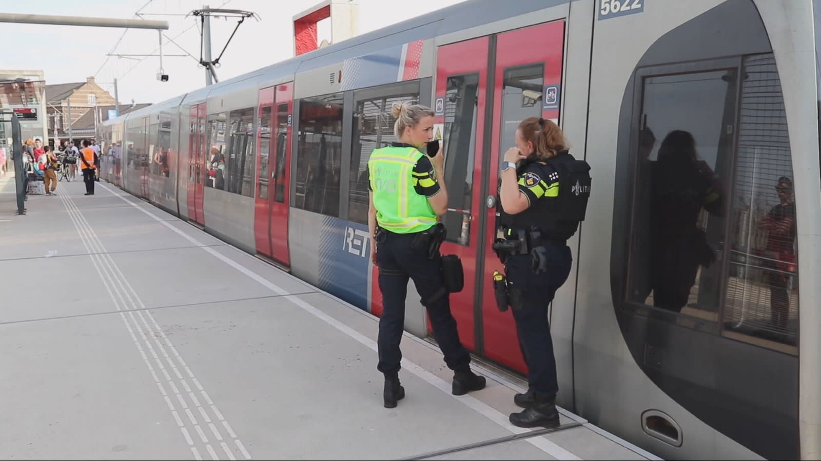Geschoten in drukke metro Hoek van Holland, 20- en 21-jarige aangehouden