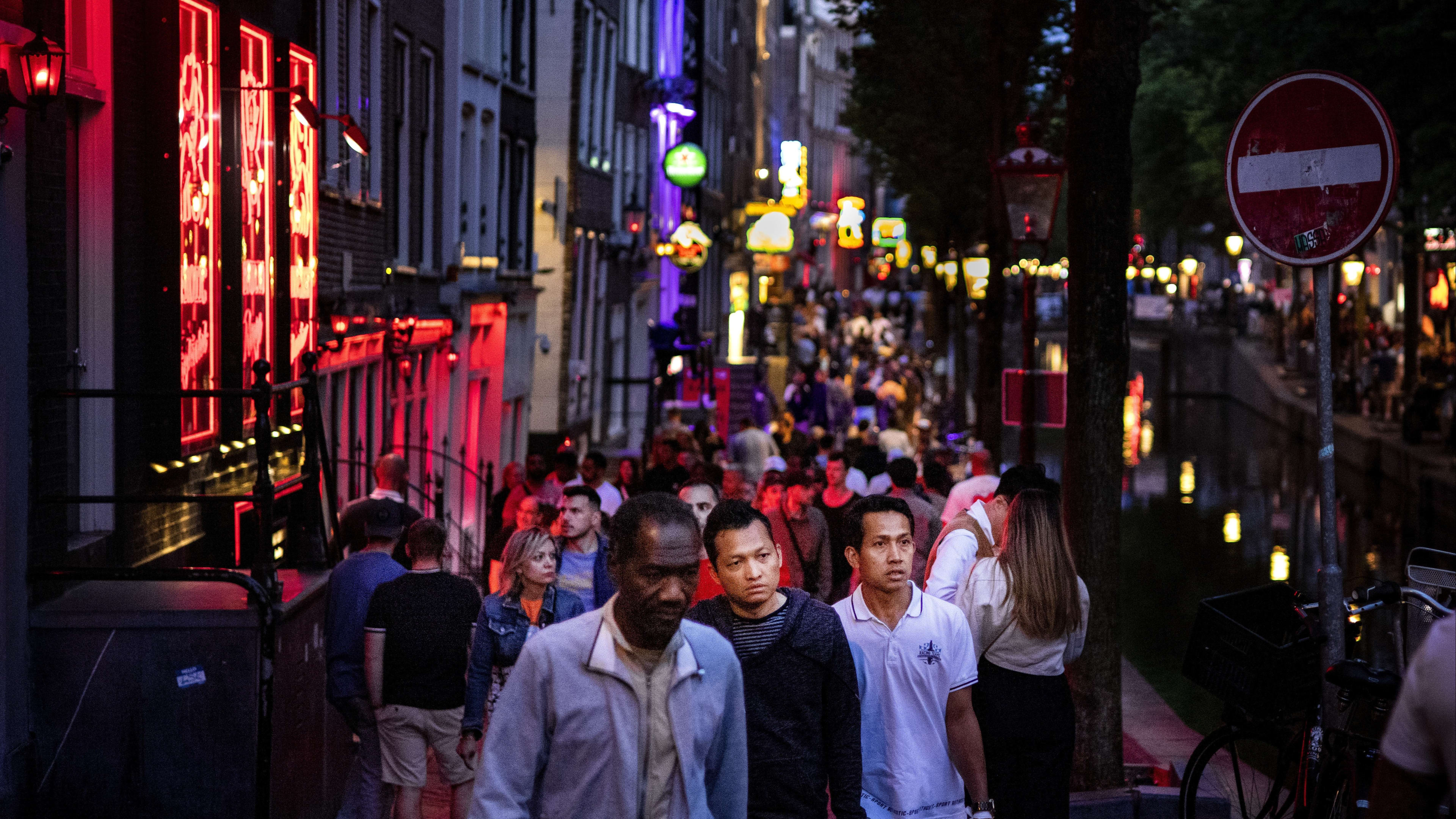 Explosief gaat af in druk Wallengebied Amsterdam