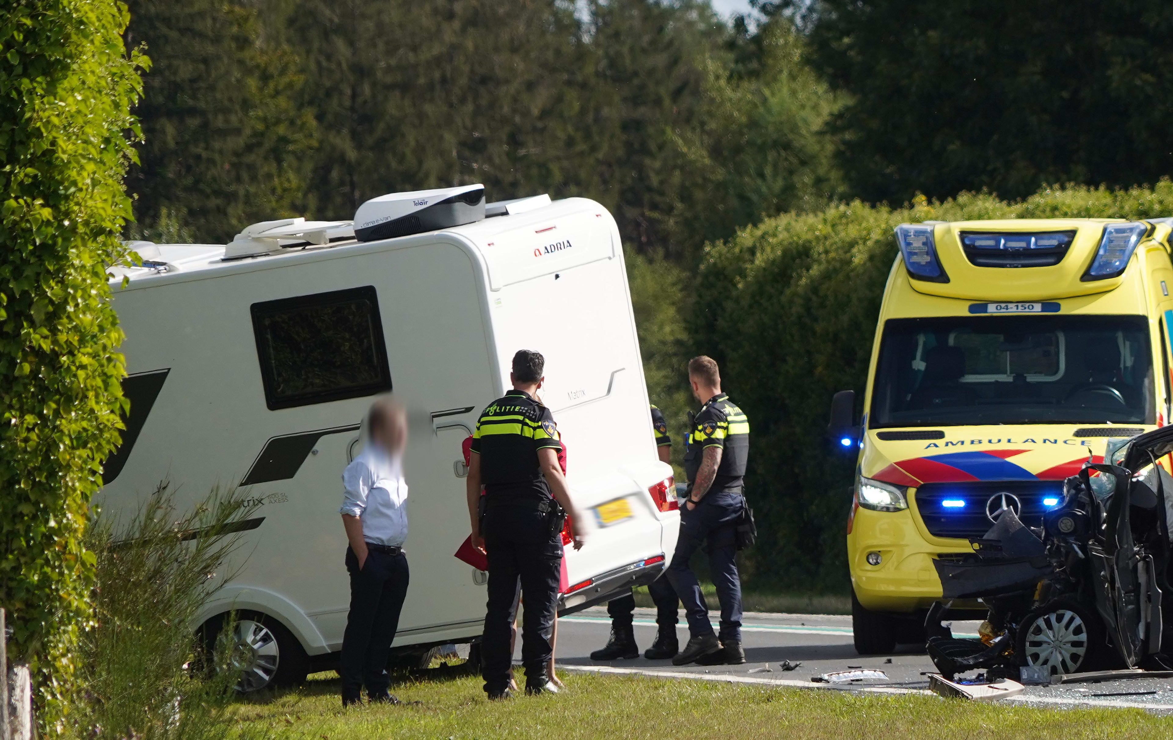 Dode en twee gewonden bij frontale botsing tussen auto en camper op N36