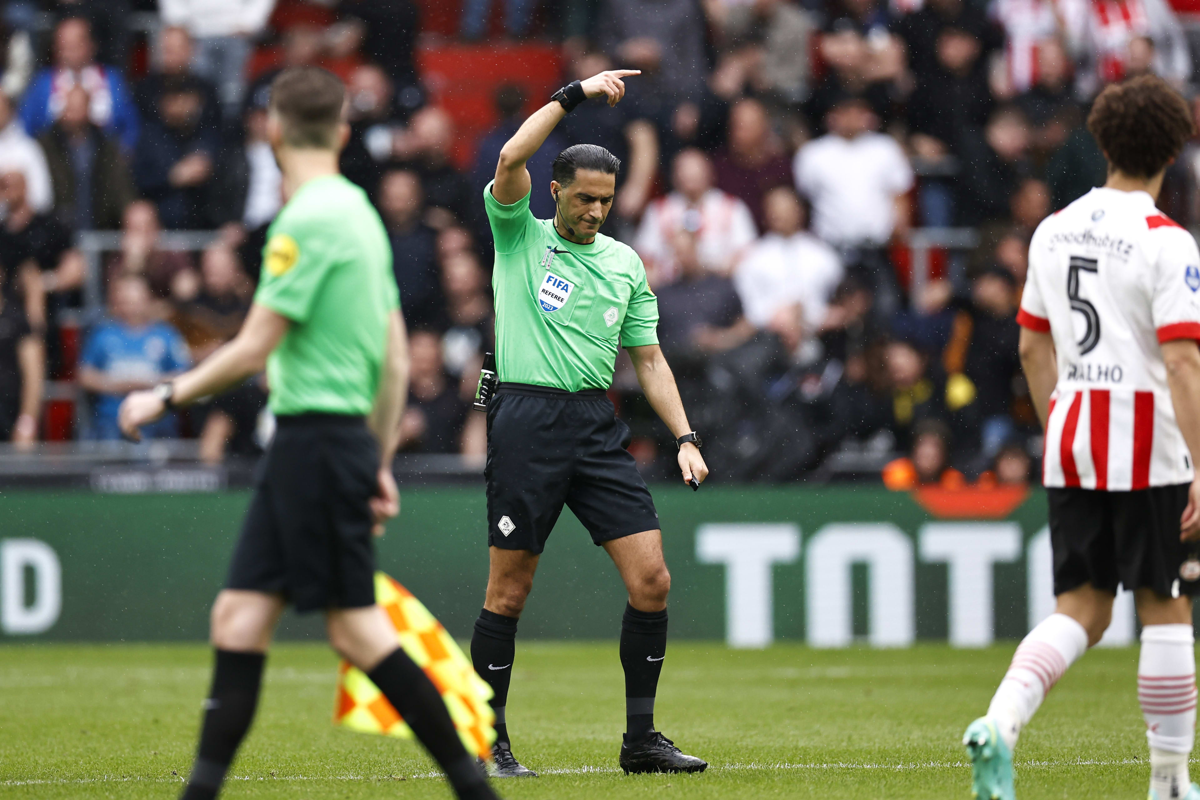 KNVB grijpt in: wedstrijd niet altijd meer direct gestaakt bij twee keer bier op veld