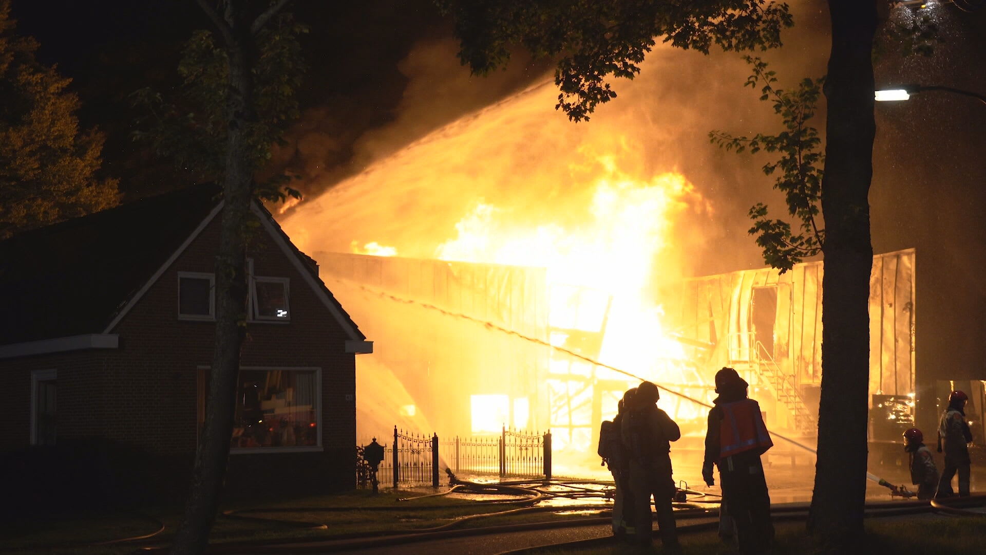 Brand verwoest bedrijfshal in Groningse Kolham, huizen ontruimd