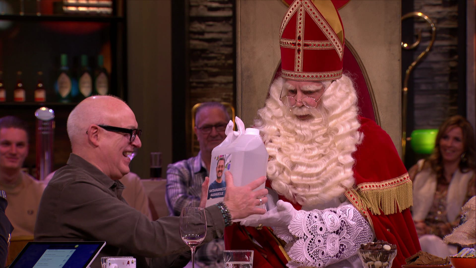 Verrassing! Sinterklaas deelt ondanks vertrek 'directeurtje' toch cadeaus uit in VI