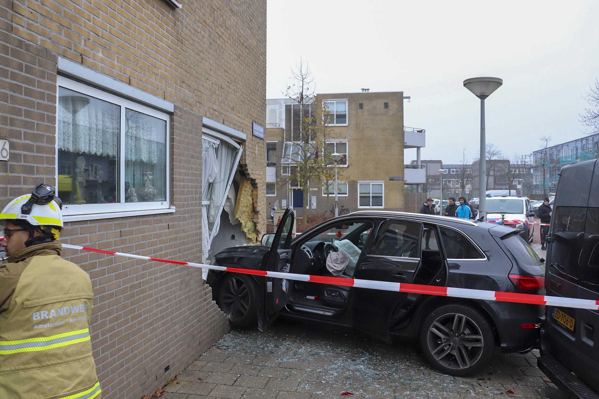 Auto crasht met hoge snelheid tegen gevel van woning in Amsterdam-Noord