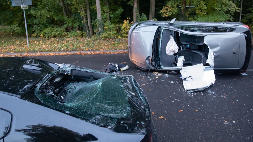 Auto vliegt door lucht na botsing en stort op Raymonds auto: 'Die Polo landde op mijn dak'