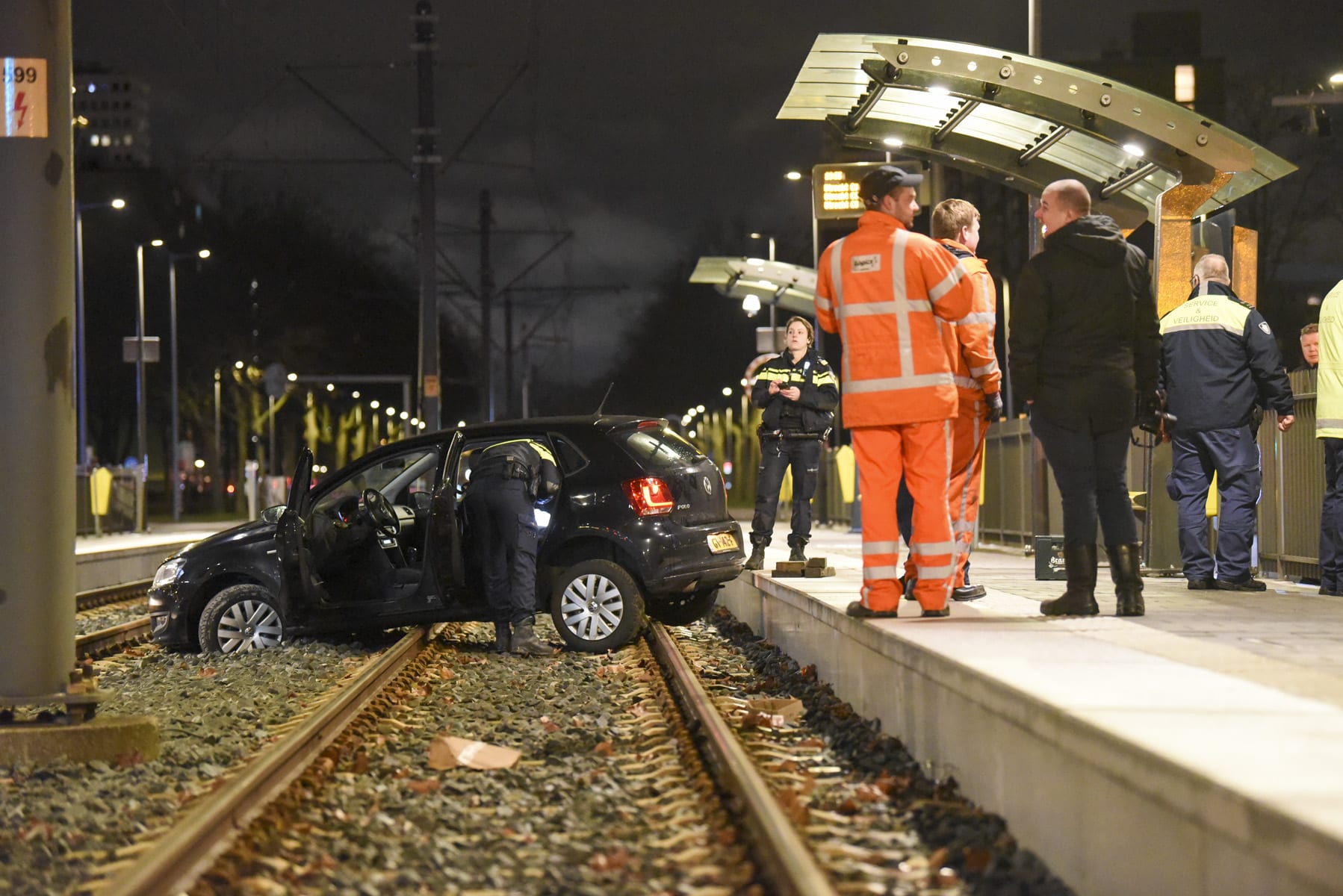 Dronken man rijdt zich vast op tramrails in Utrecht