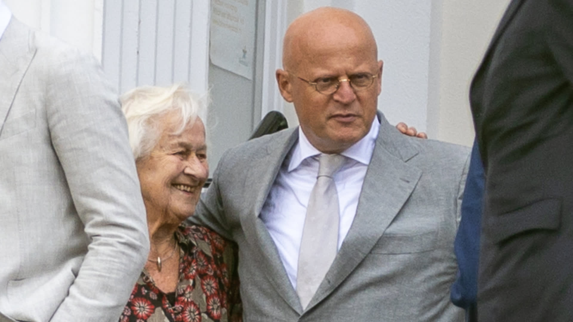 Imagodeskundige over foto's 'corona-bruiloft' Grapperhaus: 'Dit is niet uit te leggen'