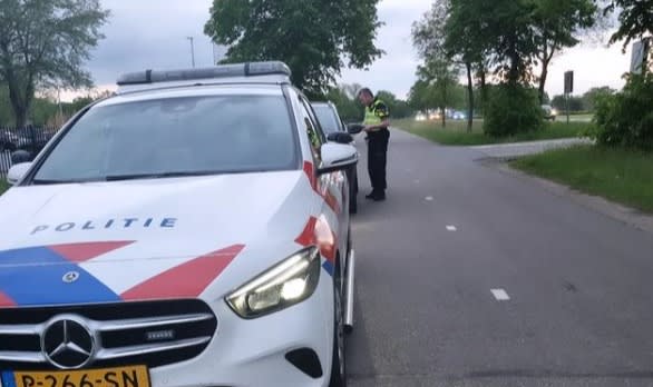 Moeder (18) van weg geplukt om hoge snelheid en baby op schoot: 'Onverantwoord' 