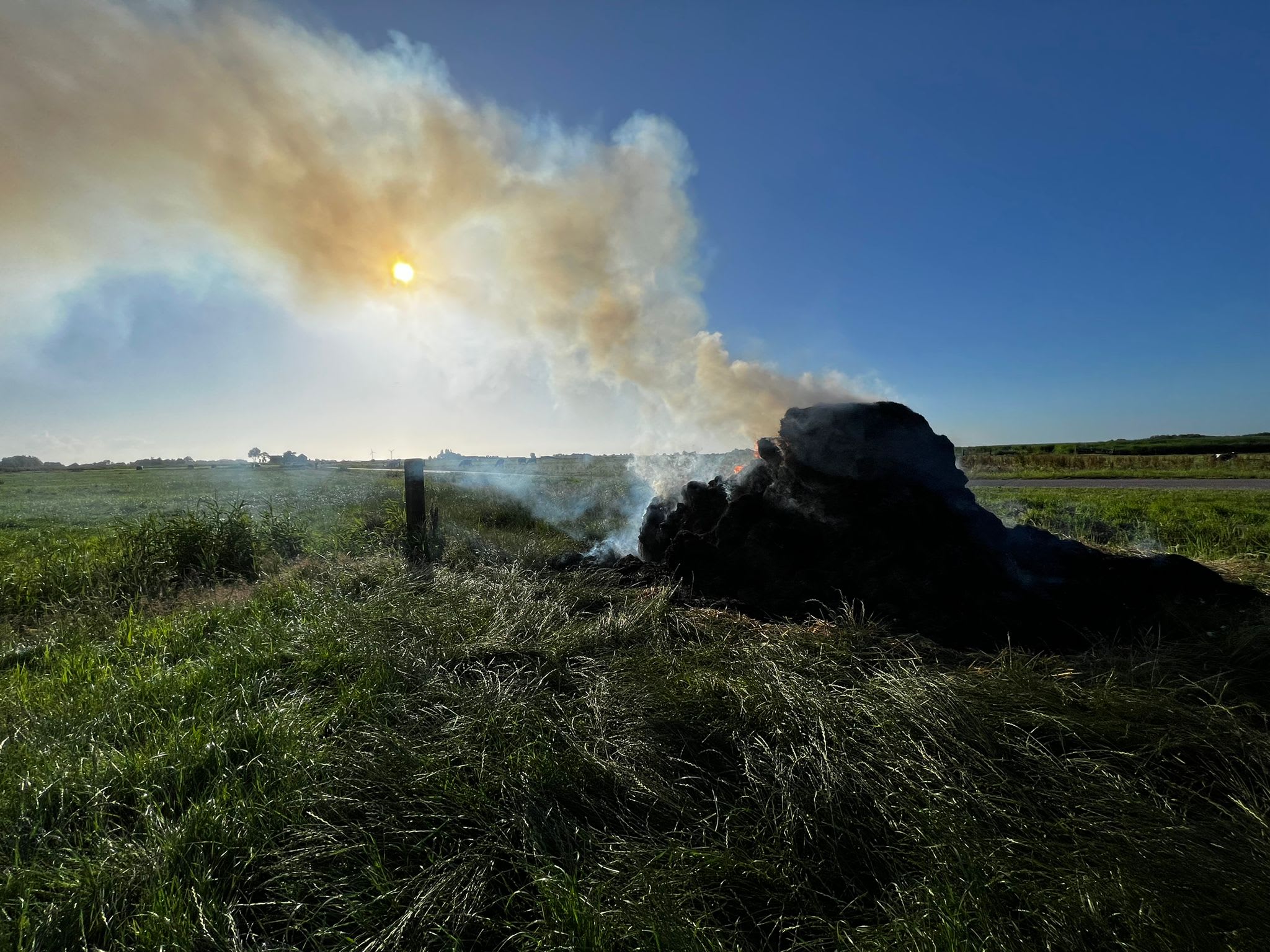 Boeren steken hooibalen in brand langs verschillende snelwegen
