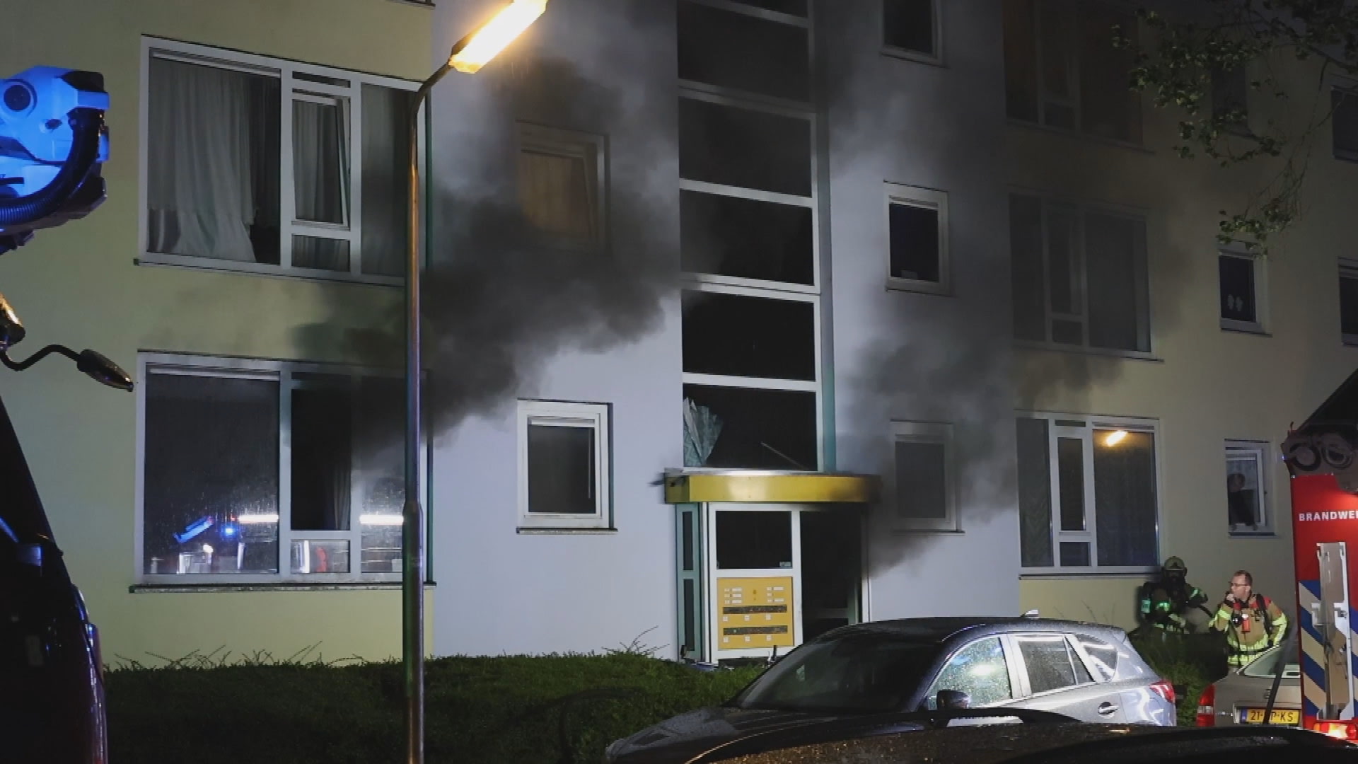 Zeer grote brand flat Leeuwarden, bewoners door hulpdiensten naar buiten gebracht