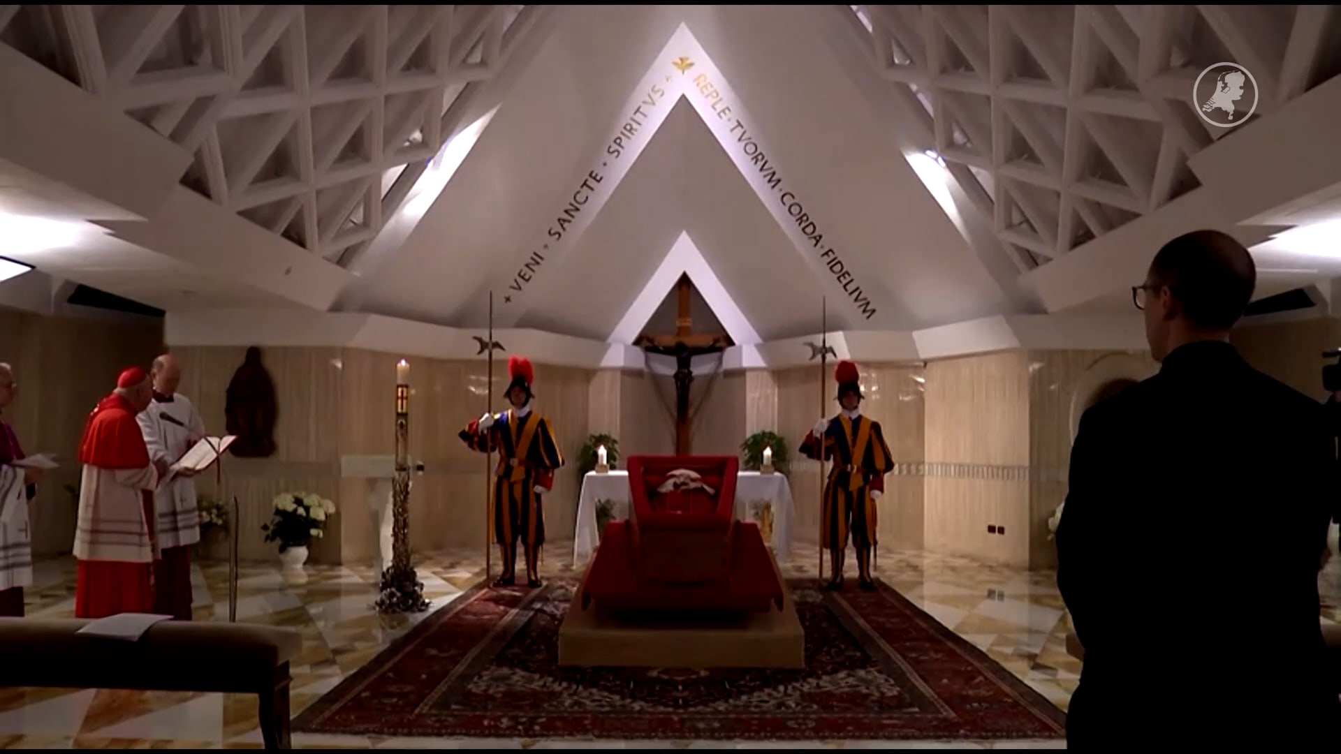 Vaticaan publiceert beelden van overleden paus in kist