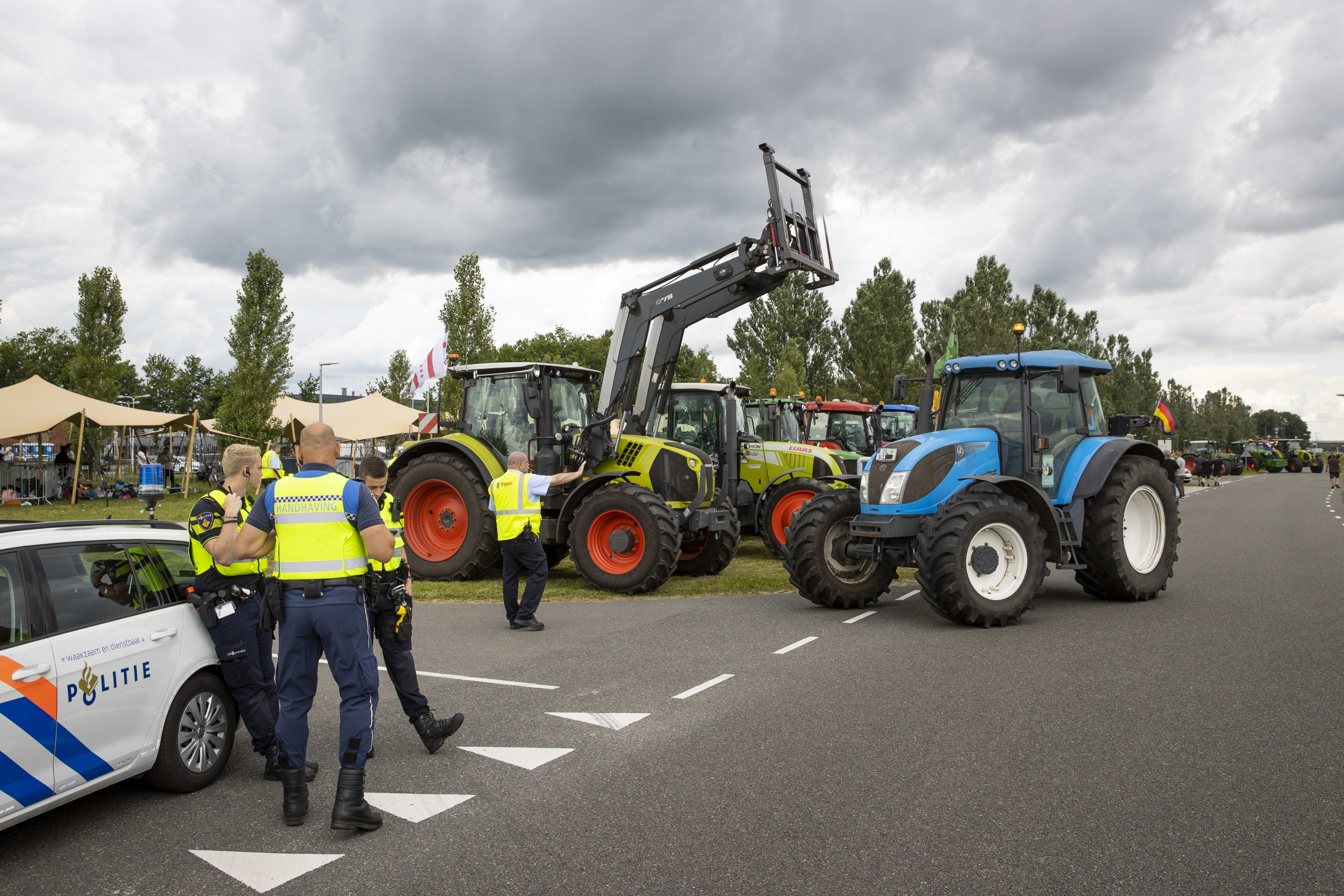 Boeren op trekkers voeren kort protest bij aanmeldcentrum in Ter Apel: 'Een ludieke actie'