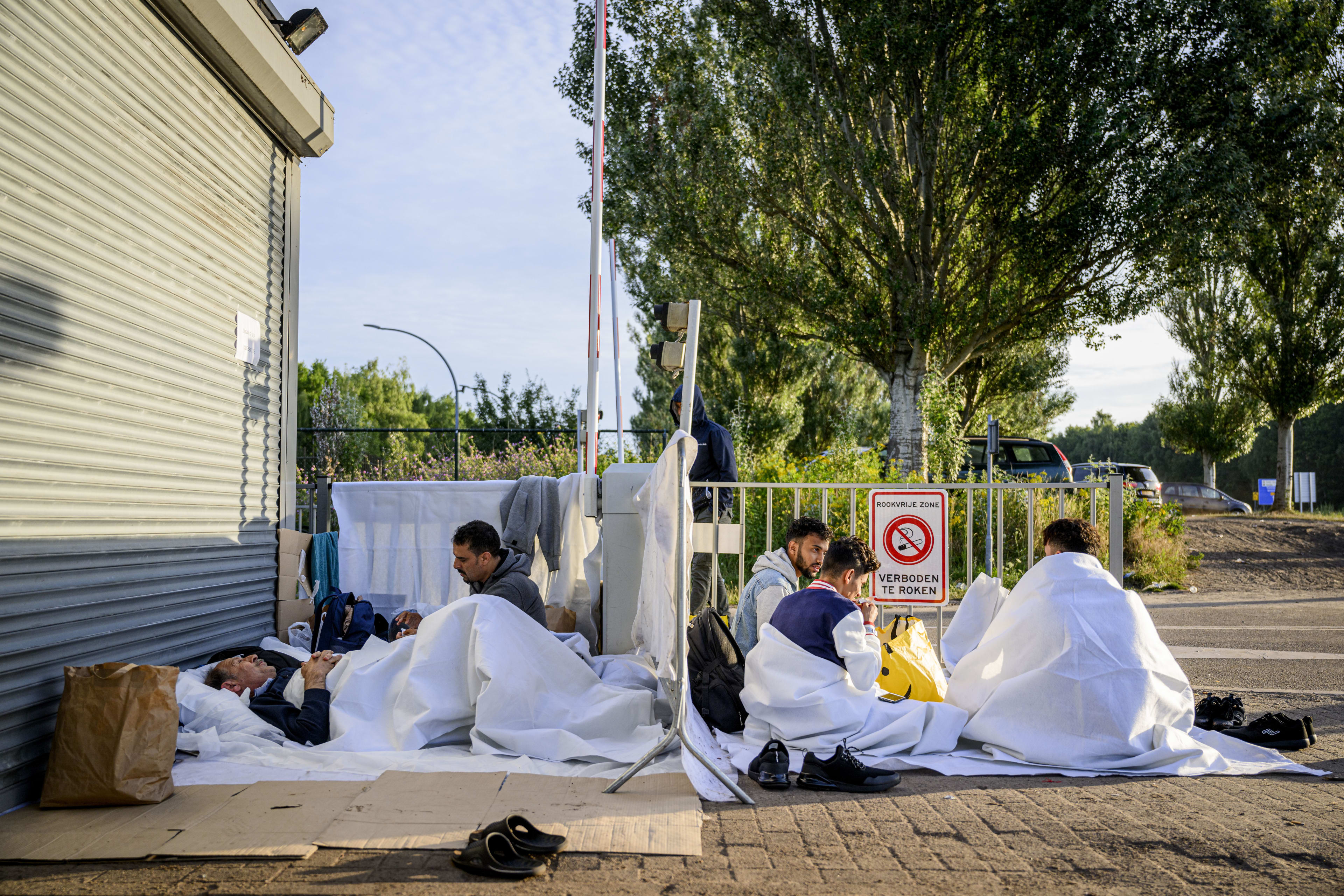 Rode Kruis deelt water en ijsjes uit aan asielzoekers bij azc in Ter Apel