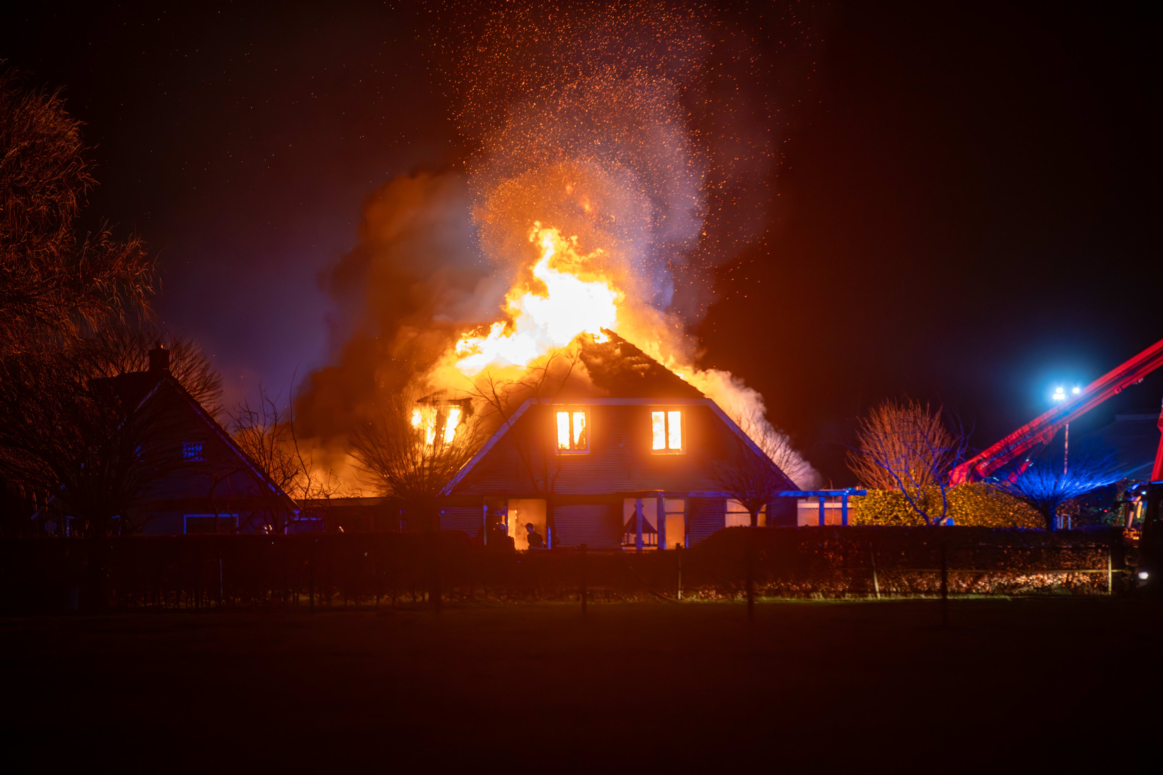 Buren en eigenaren redden tientallen paarden van vuurzee in Olst