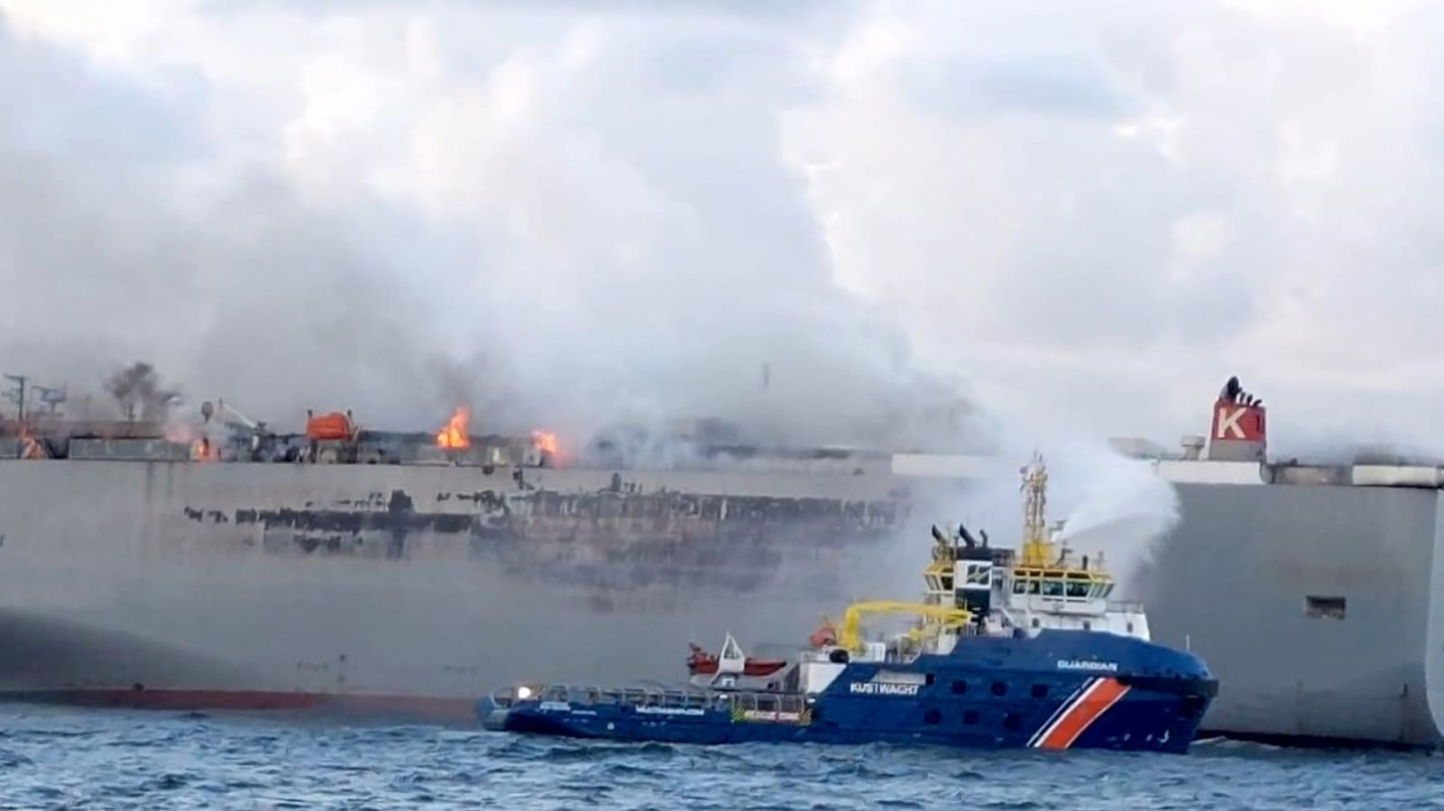 Ruim 900 auto's meer op brandend vrachtschip, schip drijft naar noorden Terschelling