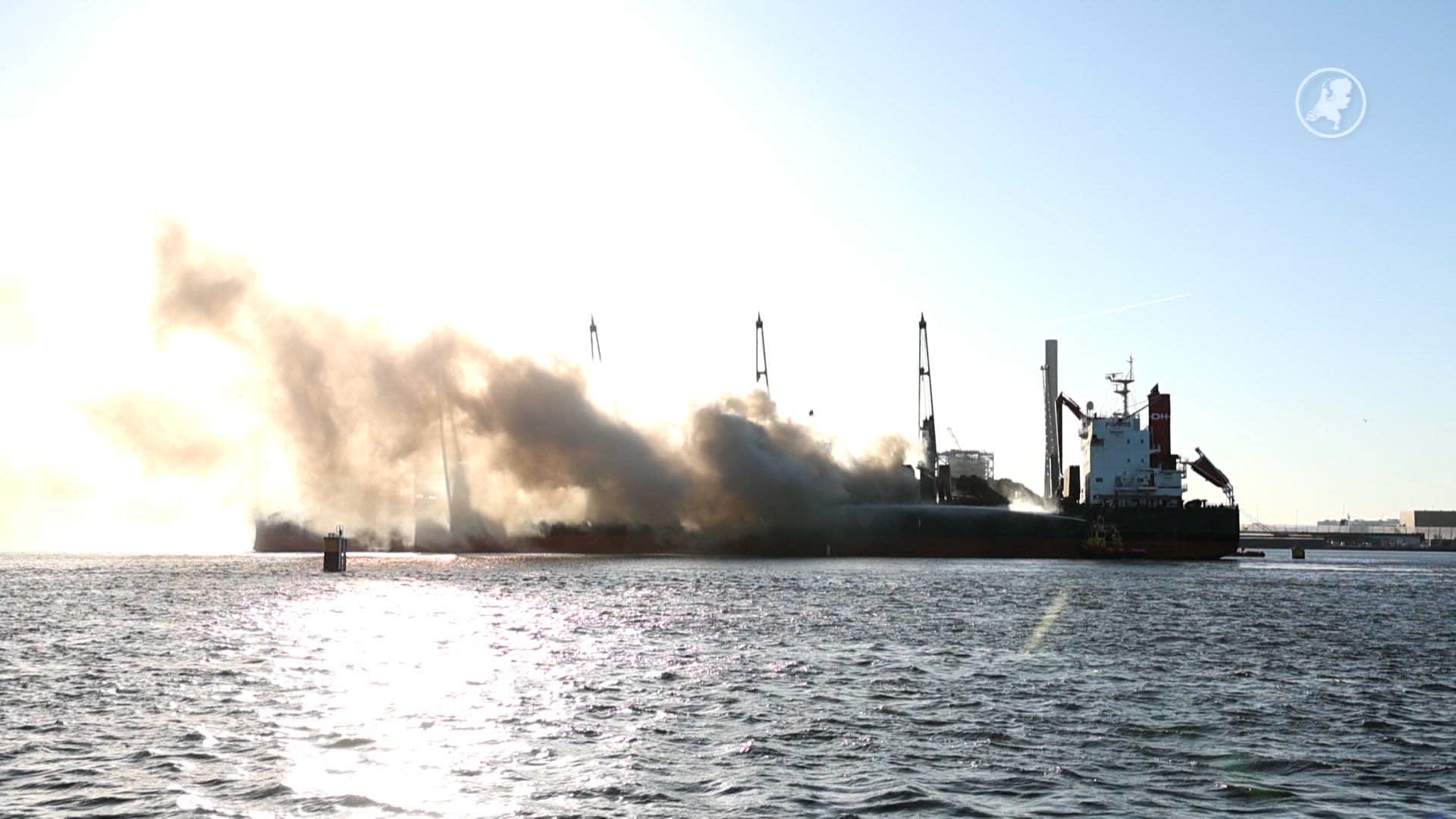Flinke rookontwikkeling bij grote brand op schip in Westelijk Havengebied Amsterdam