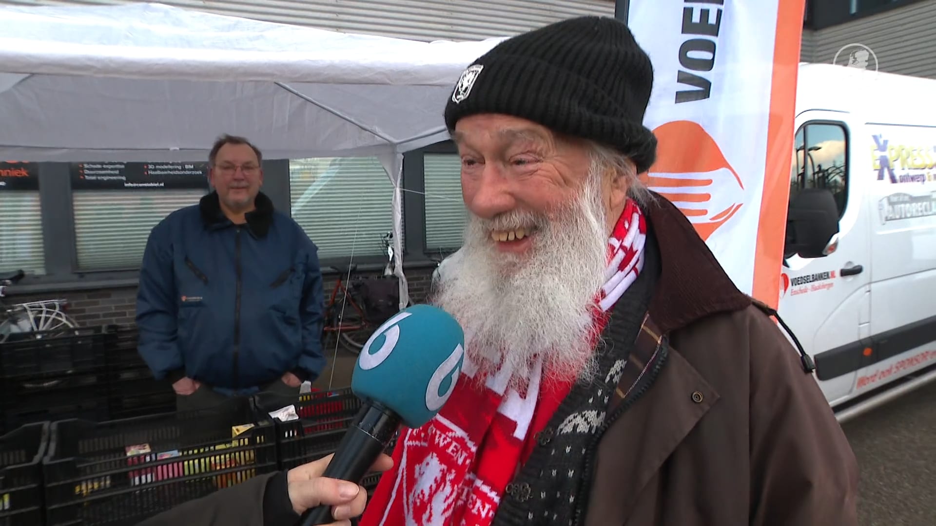 Melk, thee en honderden blikken knakworst: fans bij FC Twente steunen voedselbank 
