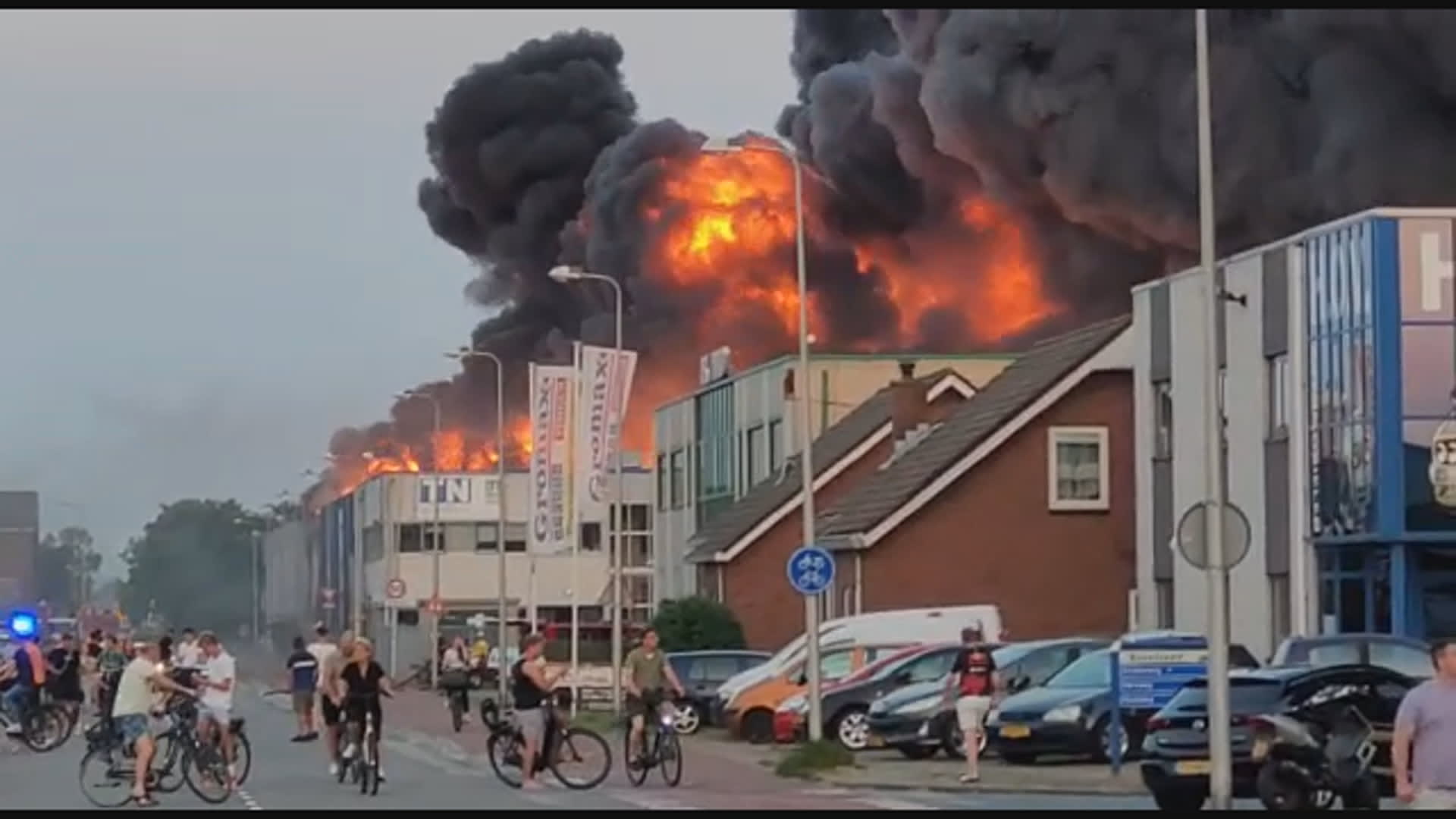 Enorme uitslaande brand en explosies bij plasticfabriek in Ter Aar onder controle