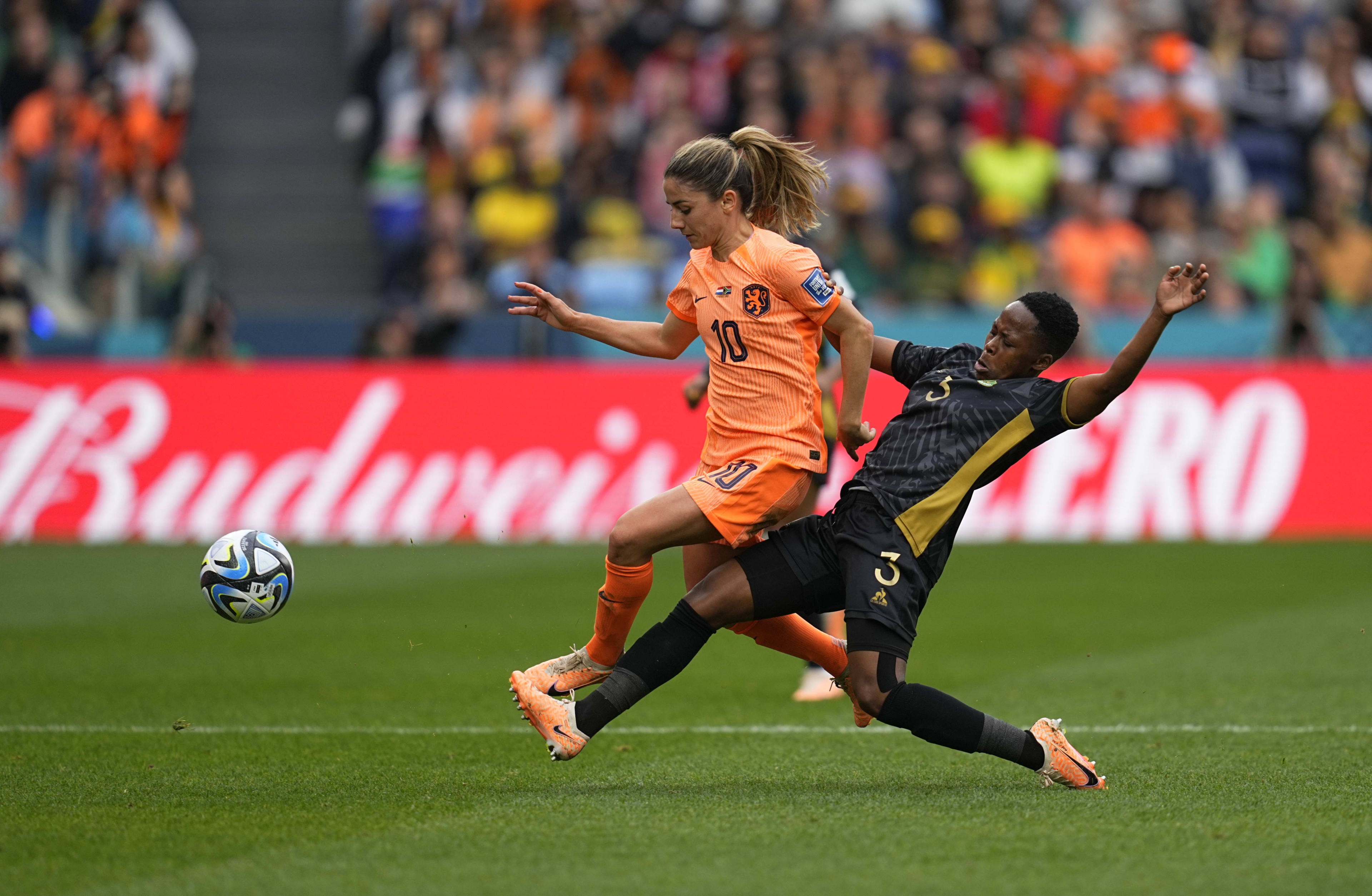 Oranje-speelster Van de Donk in tranen om gele kaart: 'Nog nooit gebeurd' 