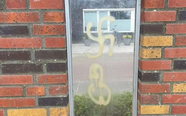 Speeltuin van Limburgse basisschool beklad met penis en hakenkruis