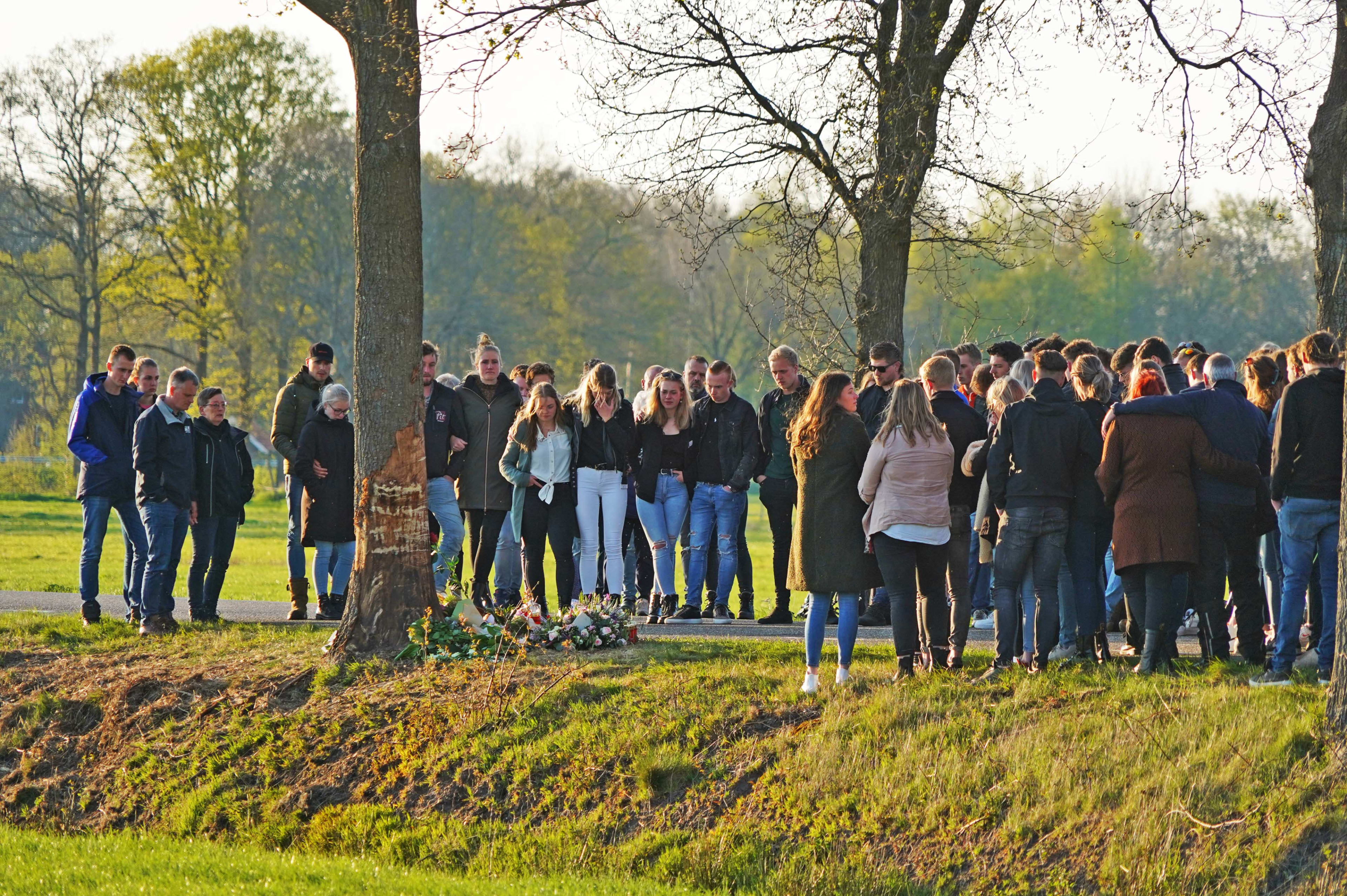 Honderden mensen herdenken omgekomen jongeren uit Havelte