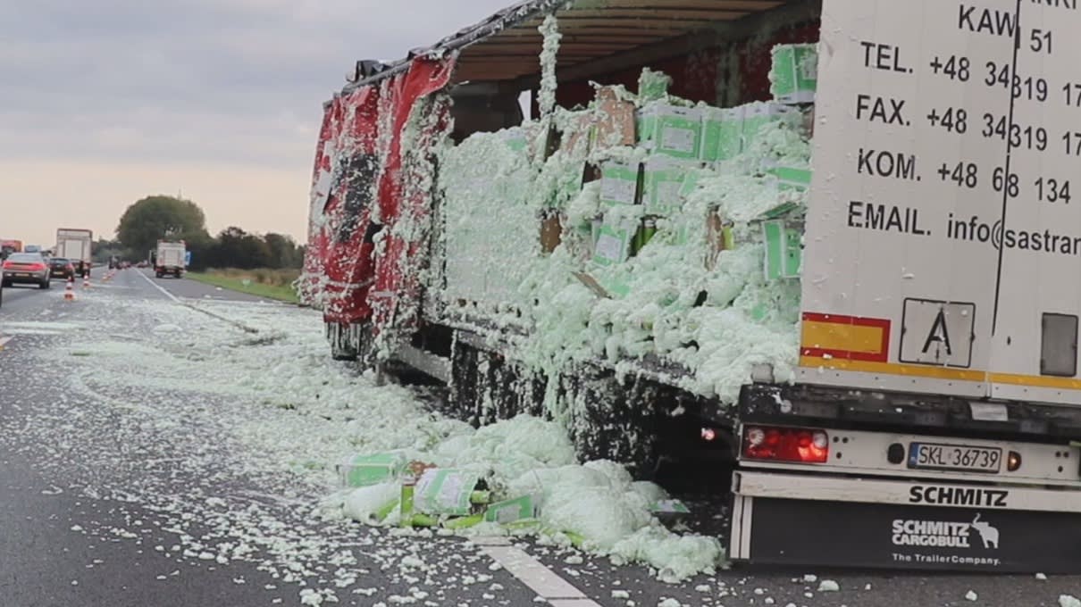 Puinhoop op A15 nadat vrachtwagen met purschuim 'ontploft'