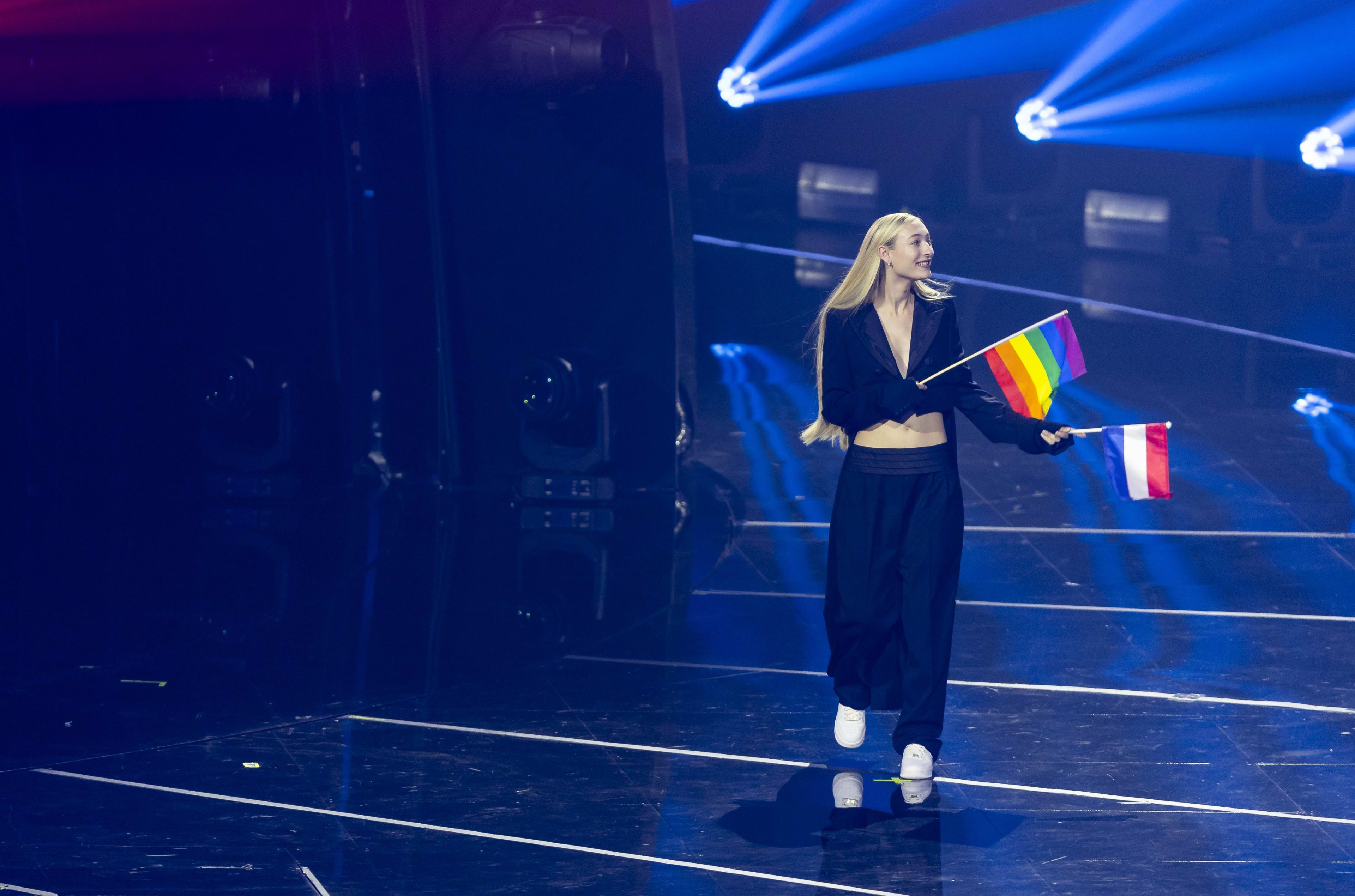 S10 zwaait met regenboogvlag bij entree tijdens songfestivalfinale
