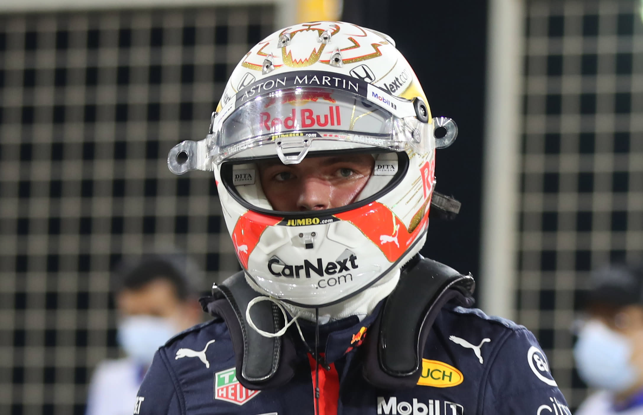 Max Verstappen valt al in eerste ronde van GP van Sakhir uit