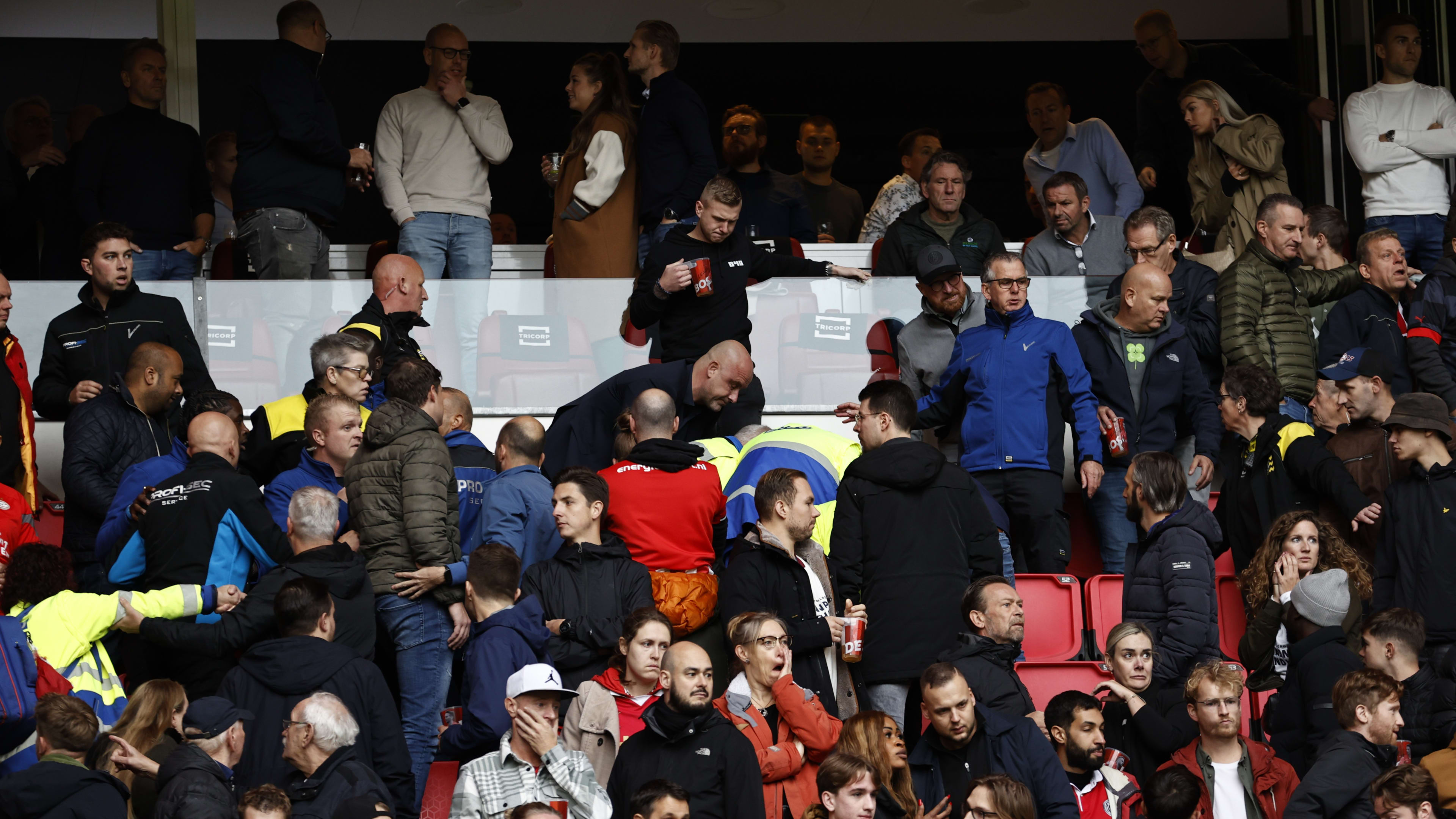 Fan die gereanimeerd werd tijdens PSV-Ajax weer op de been: ‘Ik wil de clubartsen bedanken’