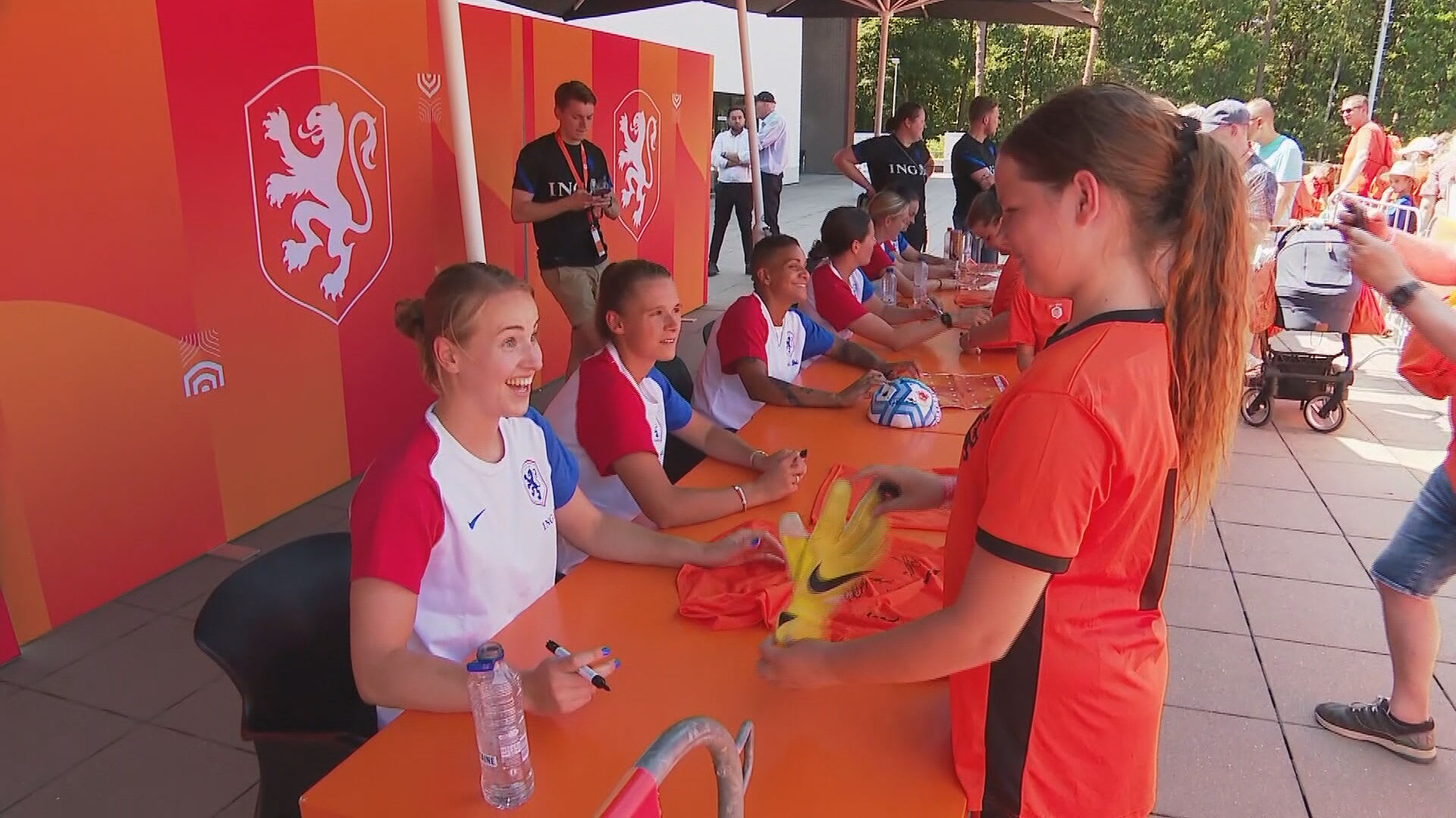 Oranje Leeuwinnen winnen veelbesproken 'geheime' wedstrijd tegen jongensteam