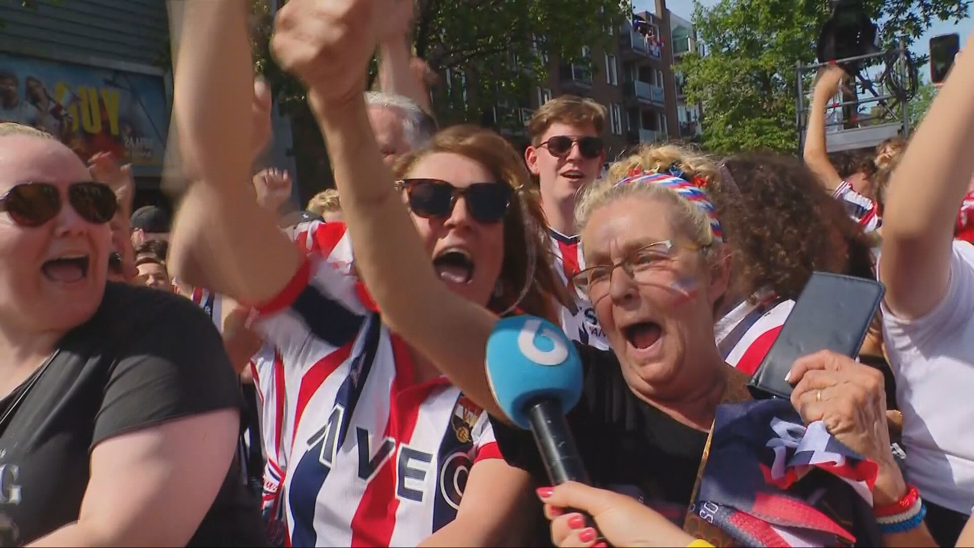 Groot feest in Tilburg: supporters Willem II gaan los op dag van huldiging 