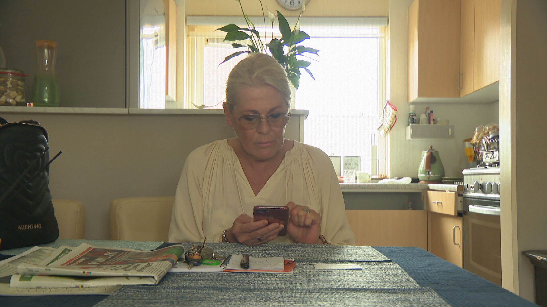 Wendy lokt haar Whatsapp-oplichter met buurtgenoten meesterlijk in de val