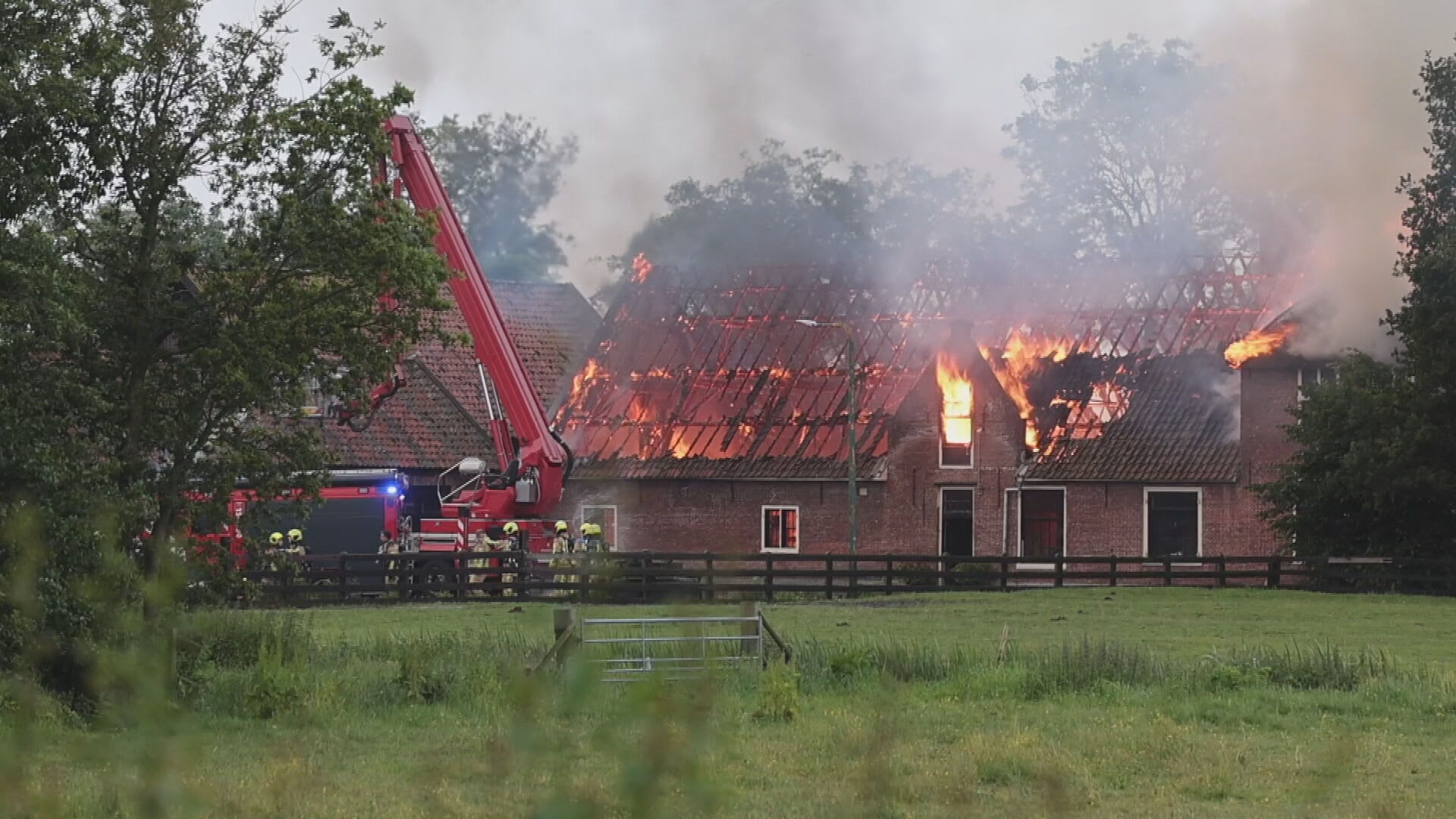 Grote brand verwoest rietgedekte woonboerderij in Wassenaar