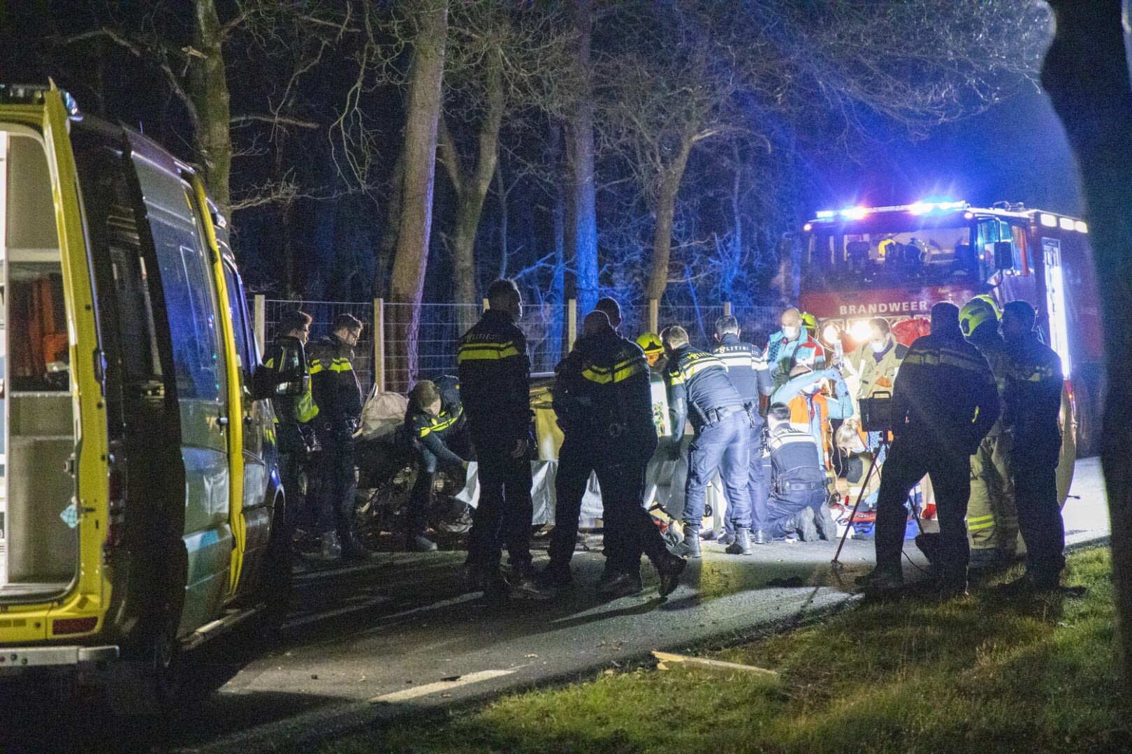 Wilde politieachtervolging vanaf Duitse grens eindigt in zware crash: bestuurder (18) ernstig gewond