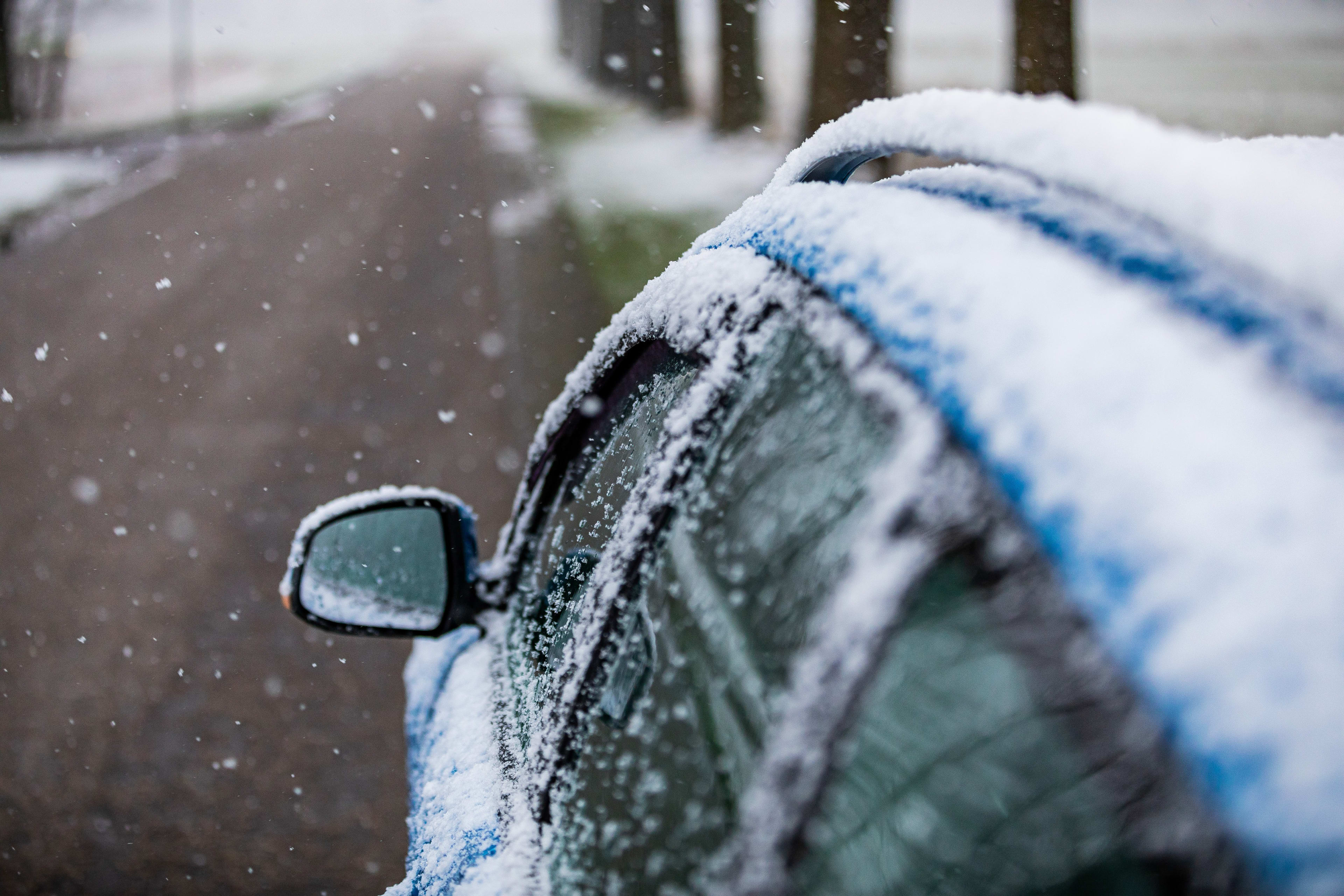 Eerste sneeuw van 2024 zorgt voor gladde wegen in Friesland