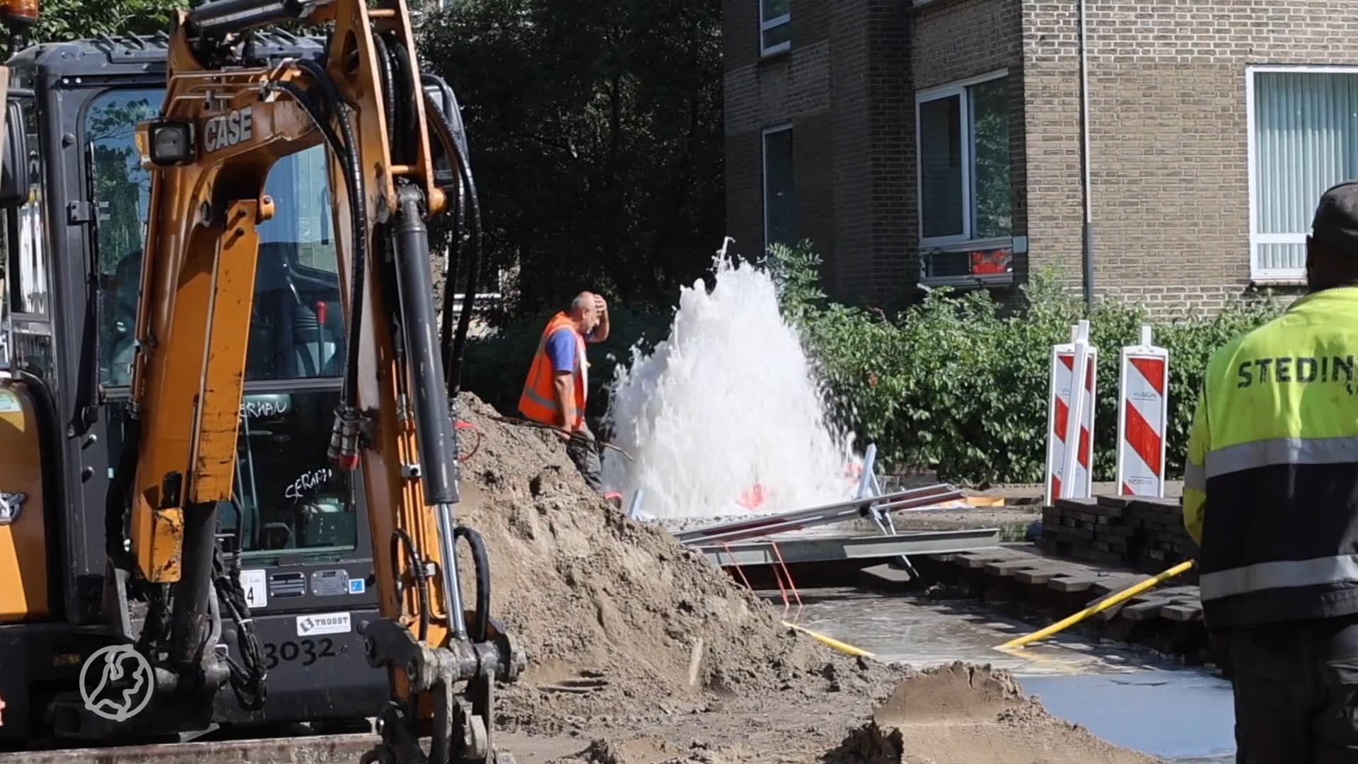 Water spuit meter omhoog de straat op, leiding geraakt tijdens werkzaamheden